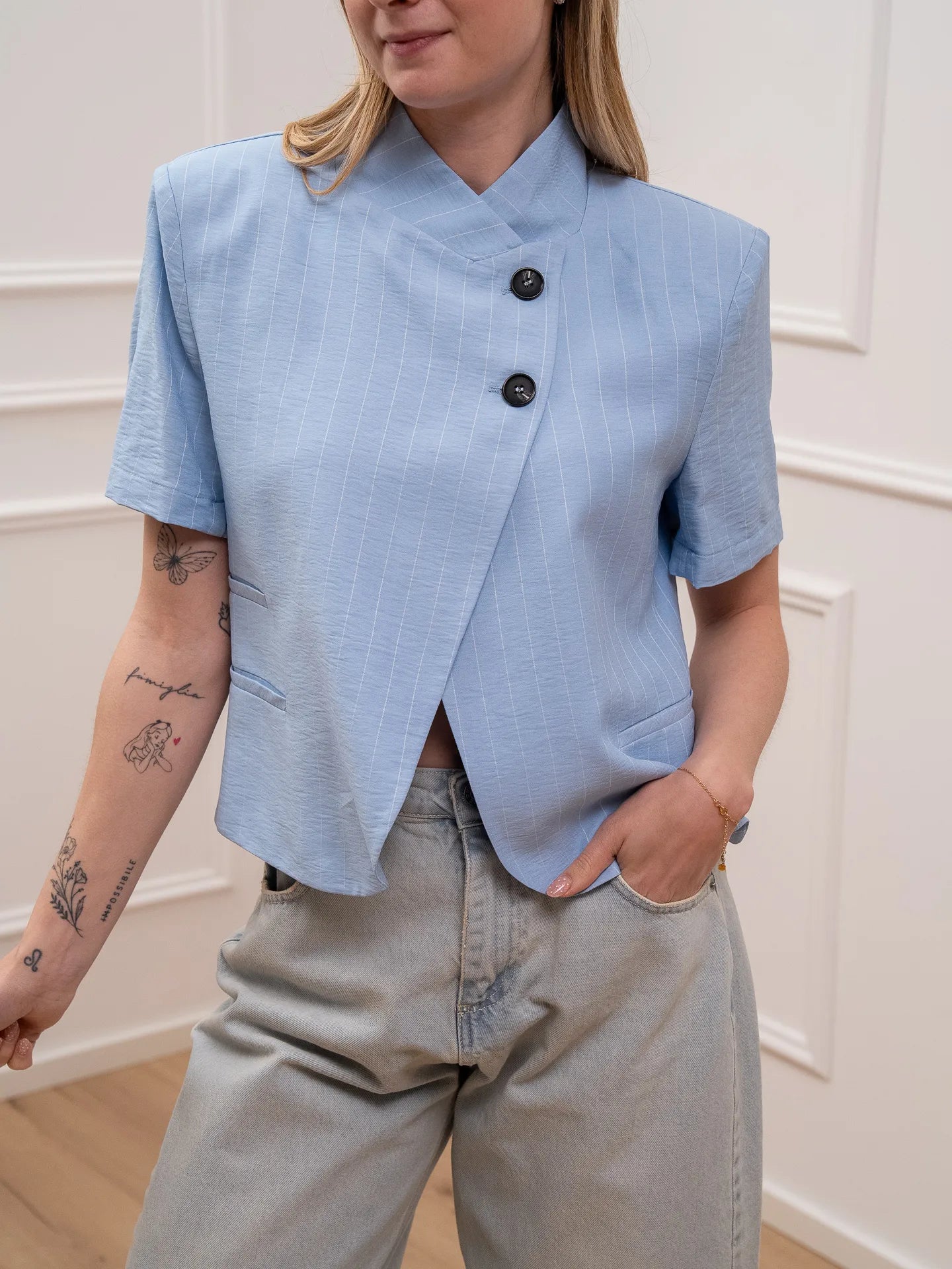 Giacca Iris crop rigata celeste con doppio bottone - HaveOne