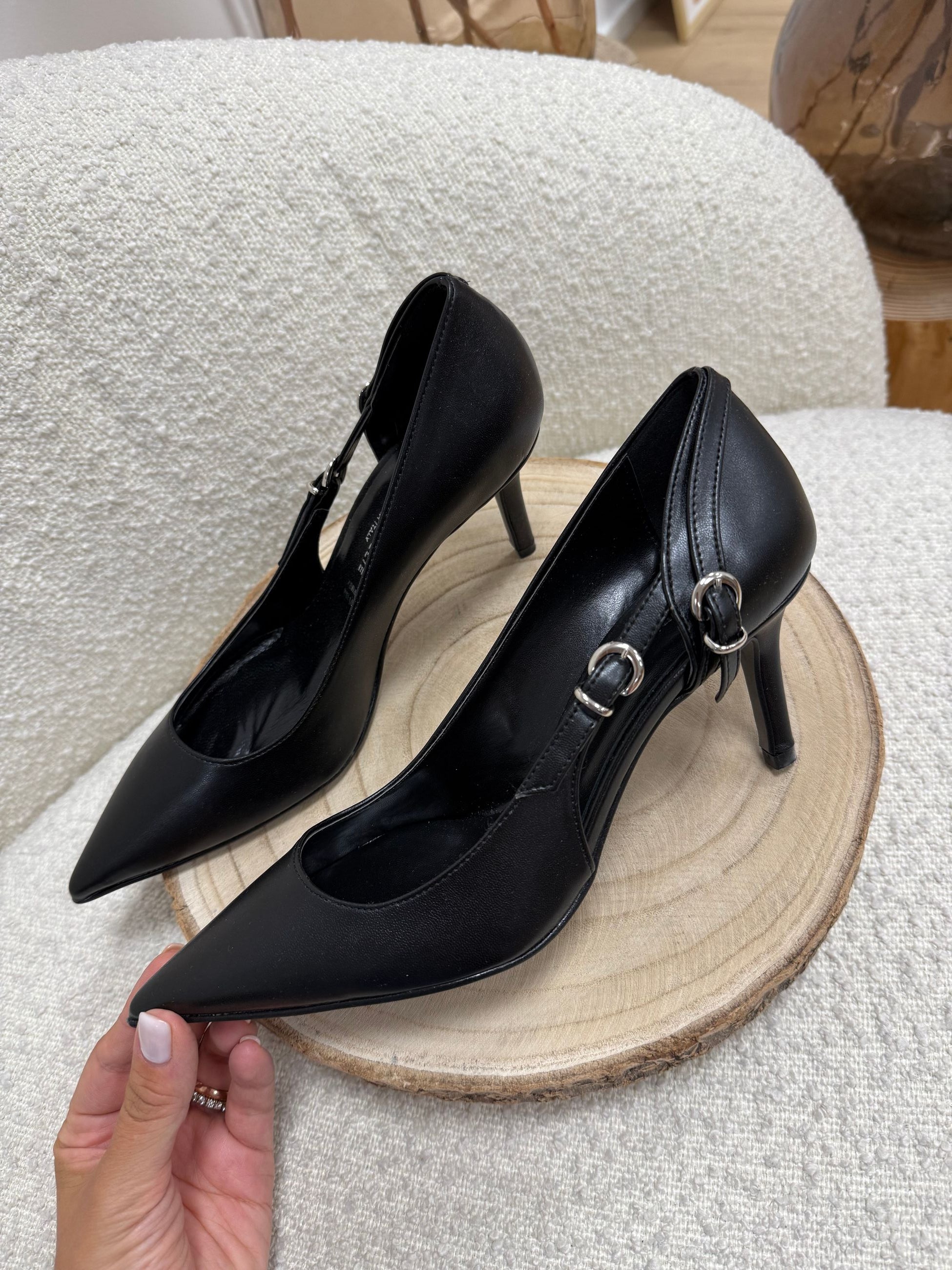 Décolleté nero con fibbie argento - Divine Follie