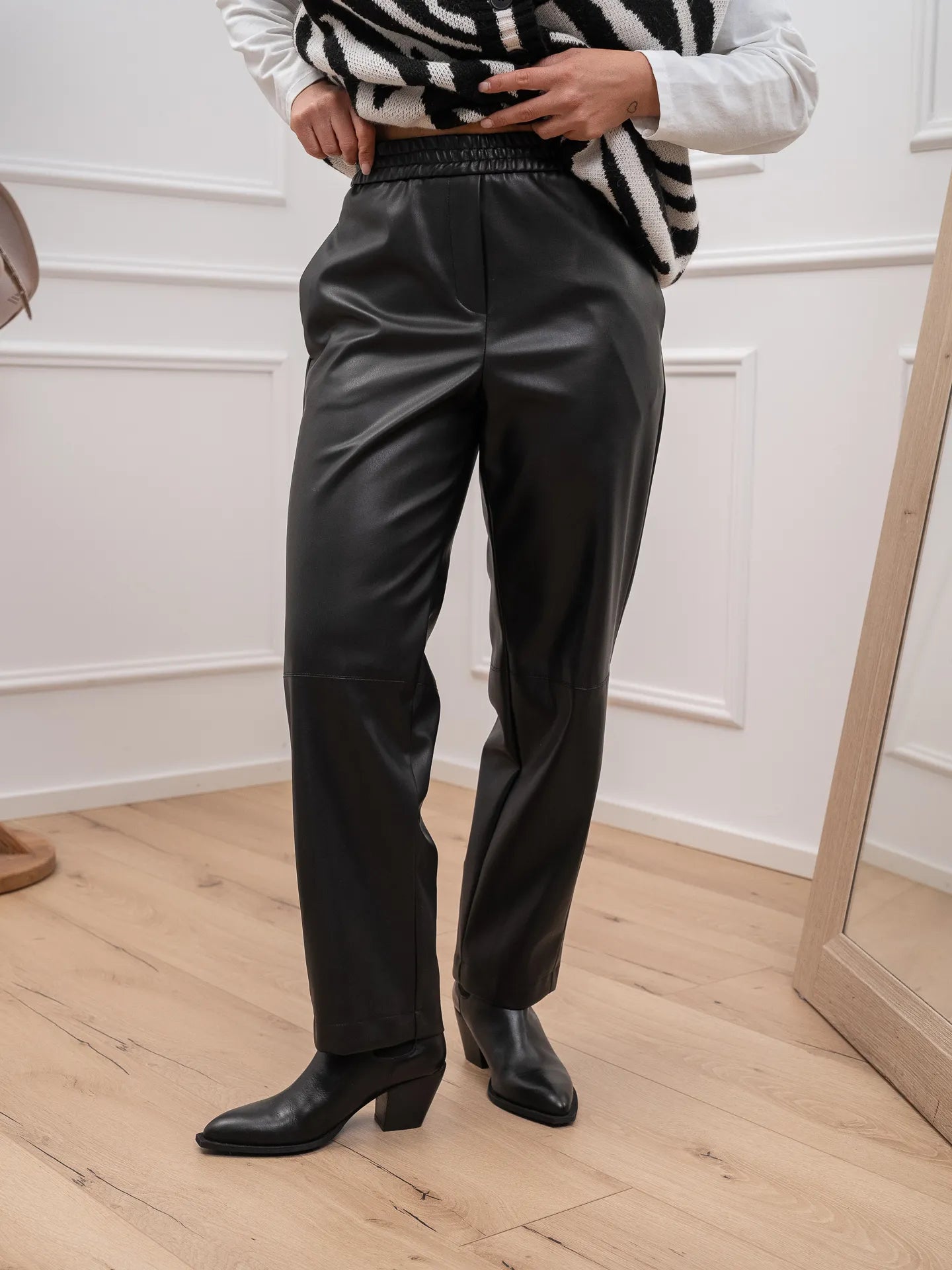 Pantaloni neri carrot in ecopelle - Vicolo