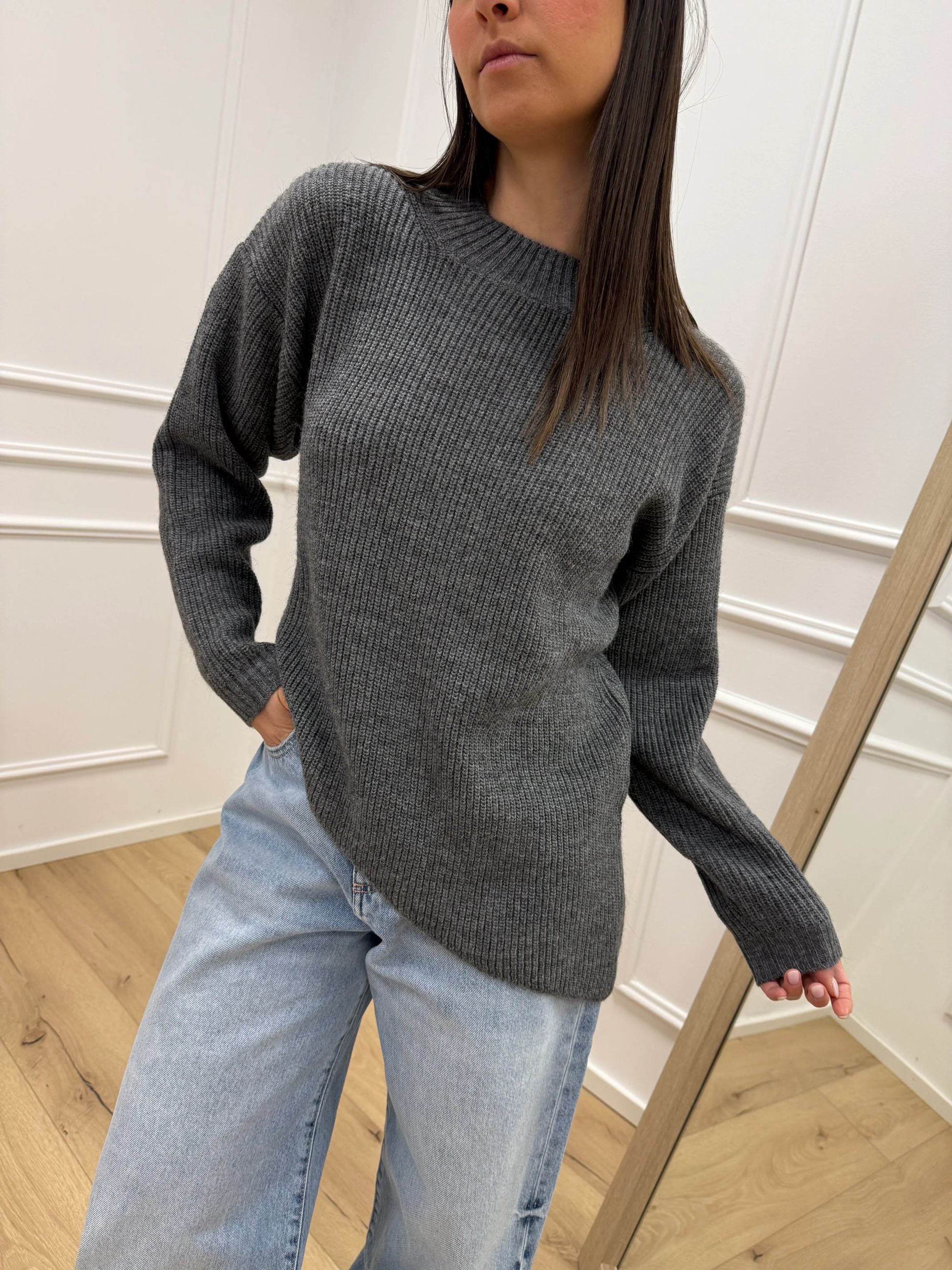 Maglia grigia taglio obliquo - Kontatto