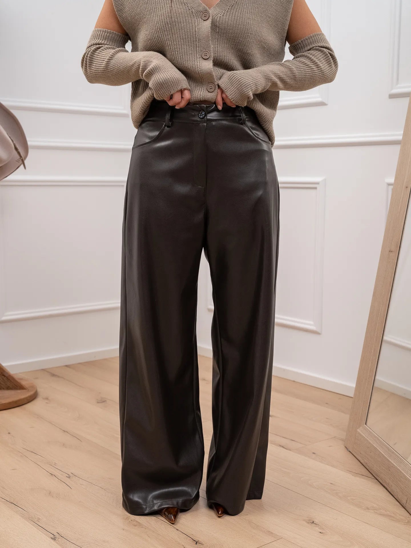 Pantaloni Giusy ecopelle caffè con maxi tasche sul retro - Tensione In