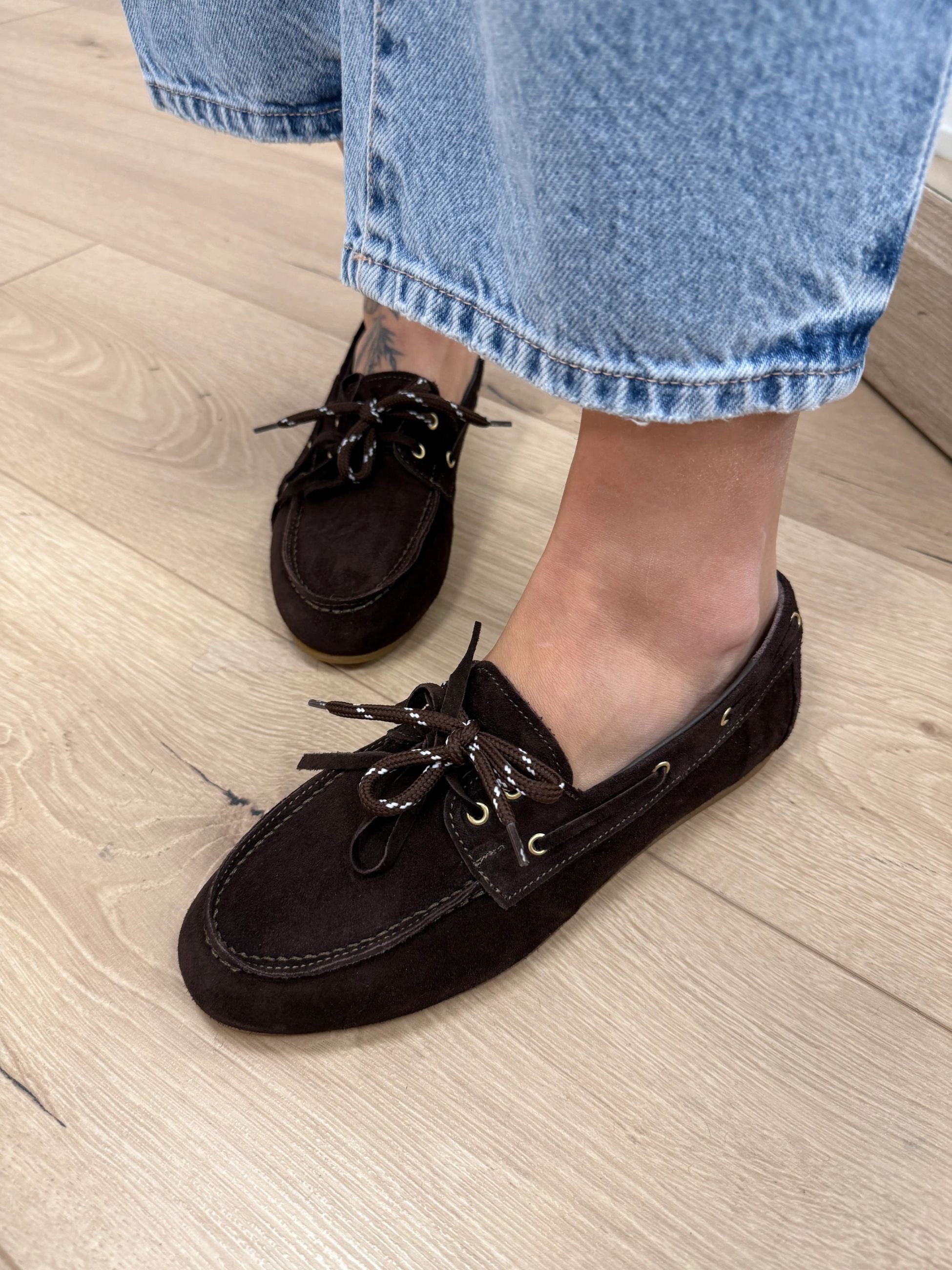 Mocassino da barca moro in pelle scamosciata doppio laccio - Ovyè