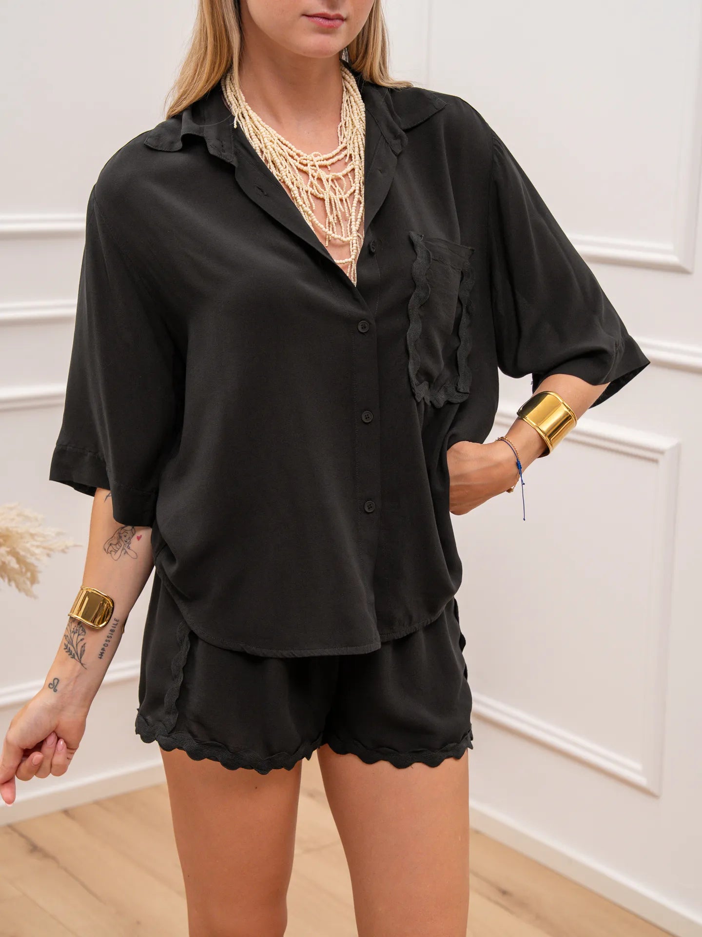 Camicia nera tasca bordo ondulato in viscosa - HaveOne