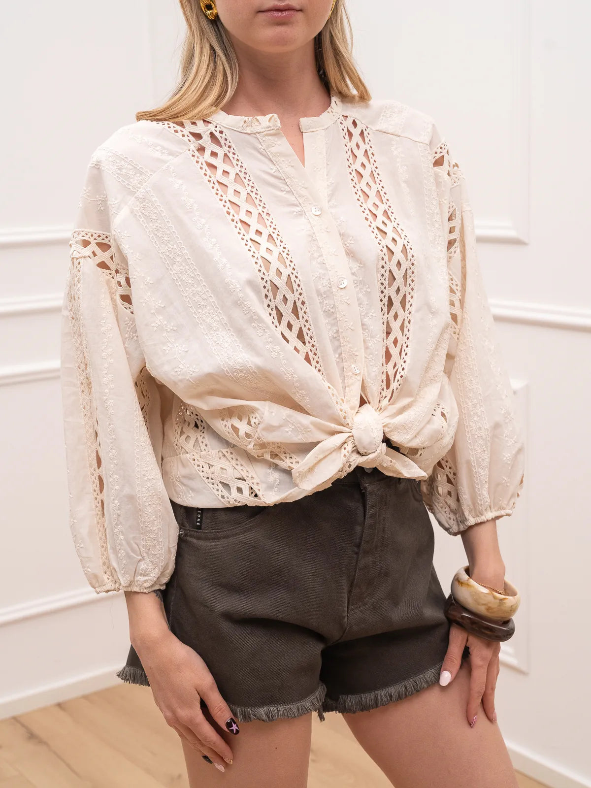 Camicia ricami e sangallo burro con nodo - HaveOne