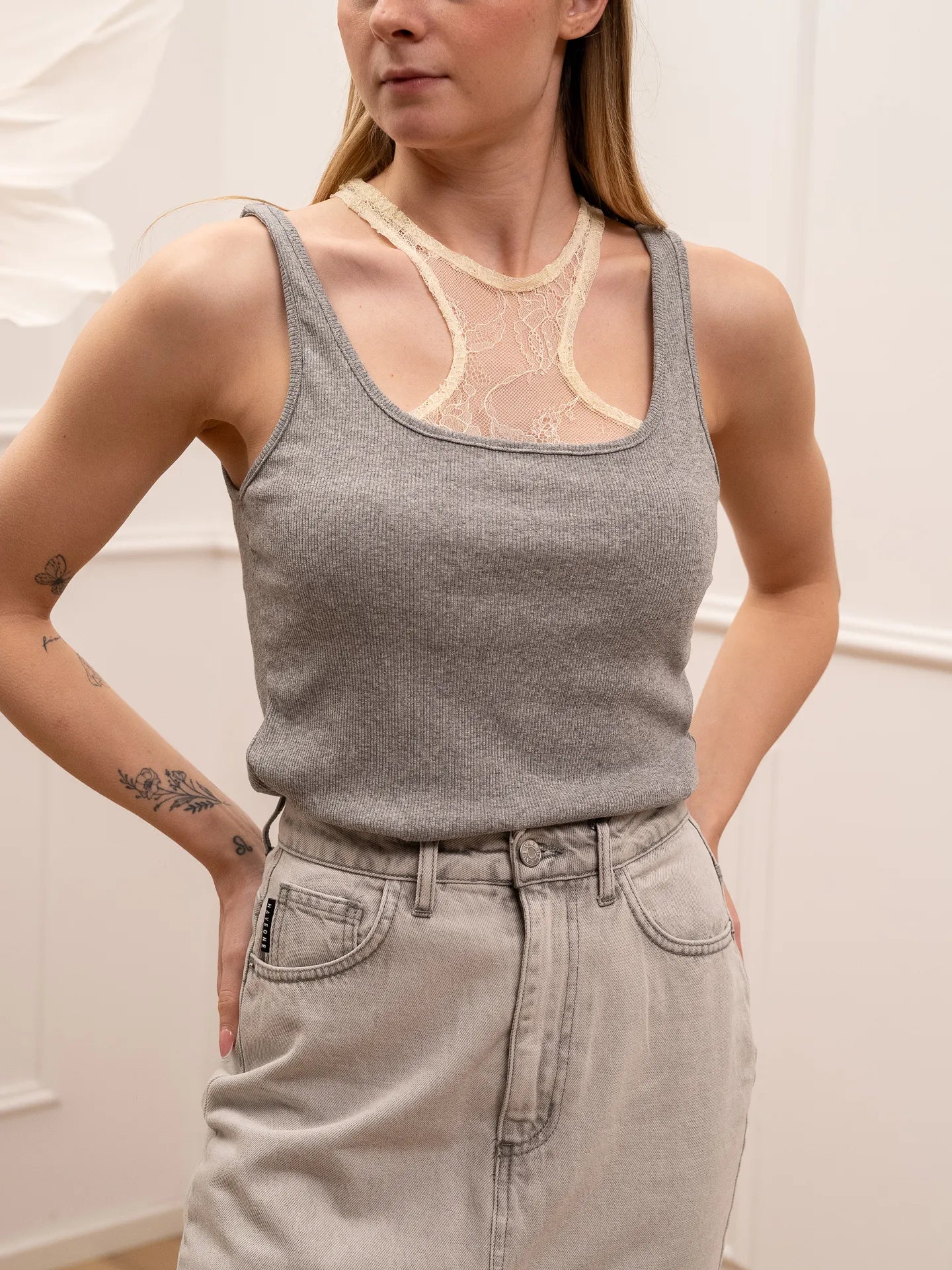 Canotta grigia con pizzo giallo burro - HaveOne