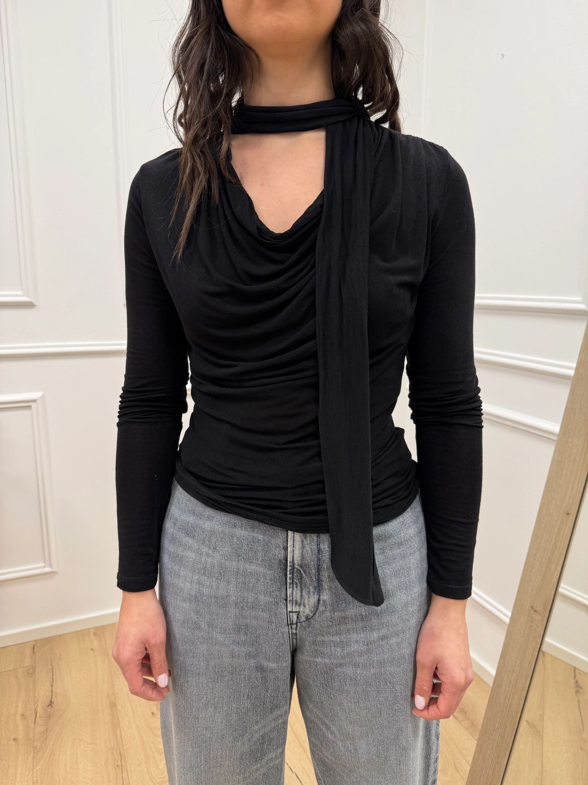 Maglia nera scollo a goccia e fusciacca - HaveOne