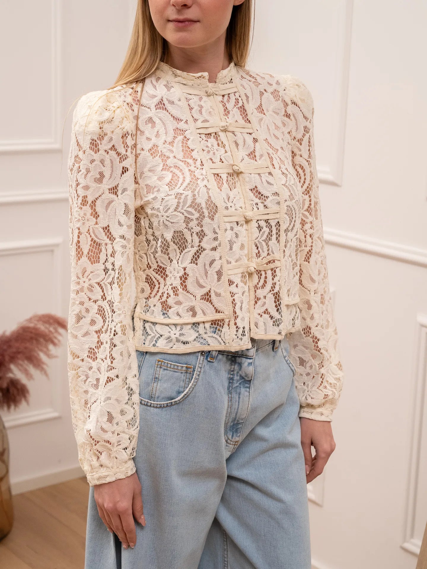 Camicia crop panna in pizzo con alamari - Tensione In