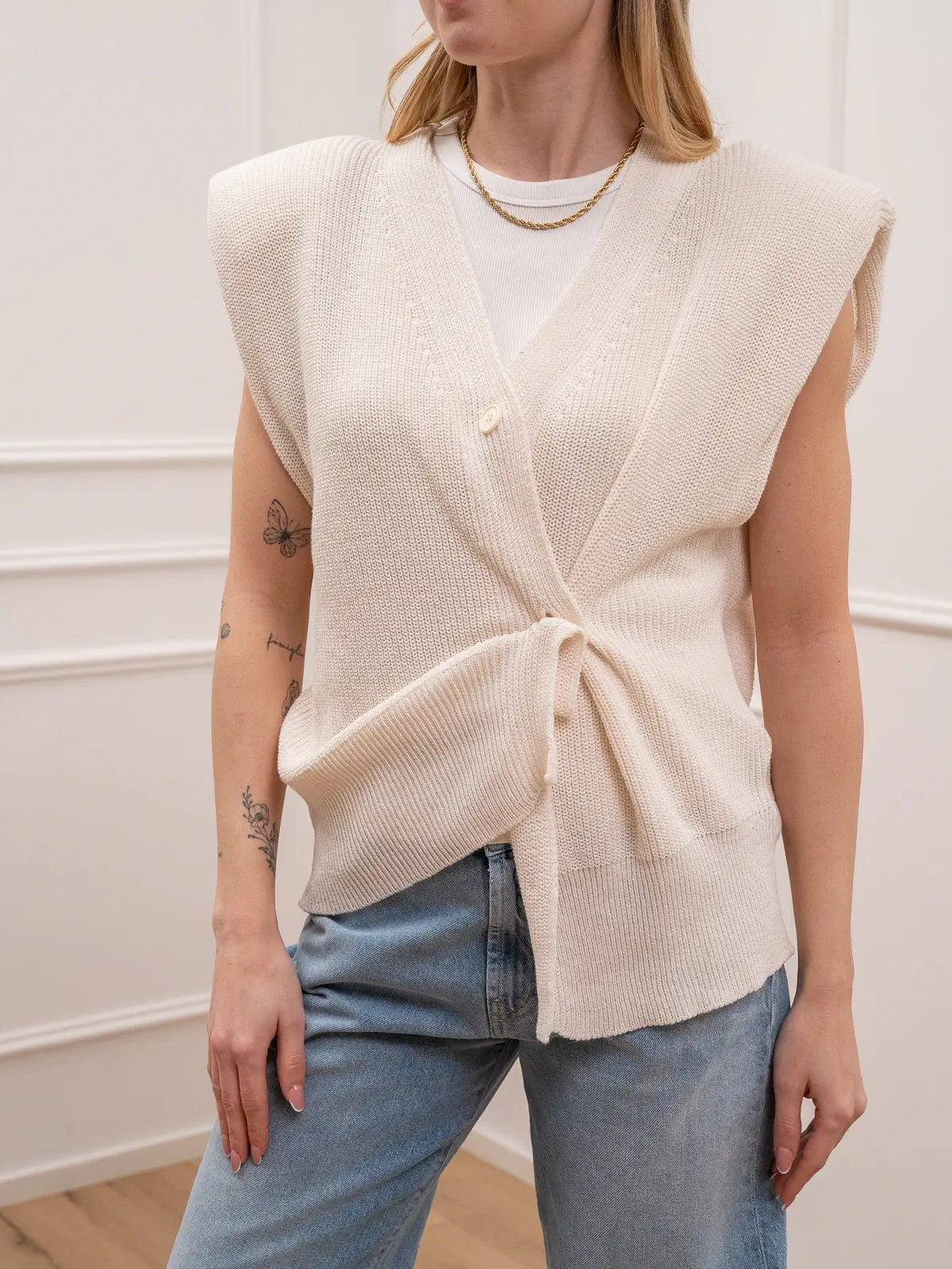 Gilet latte chiusura obliqua con maxi spalline - HaveOne