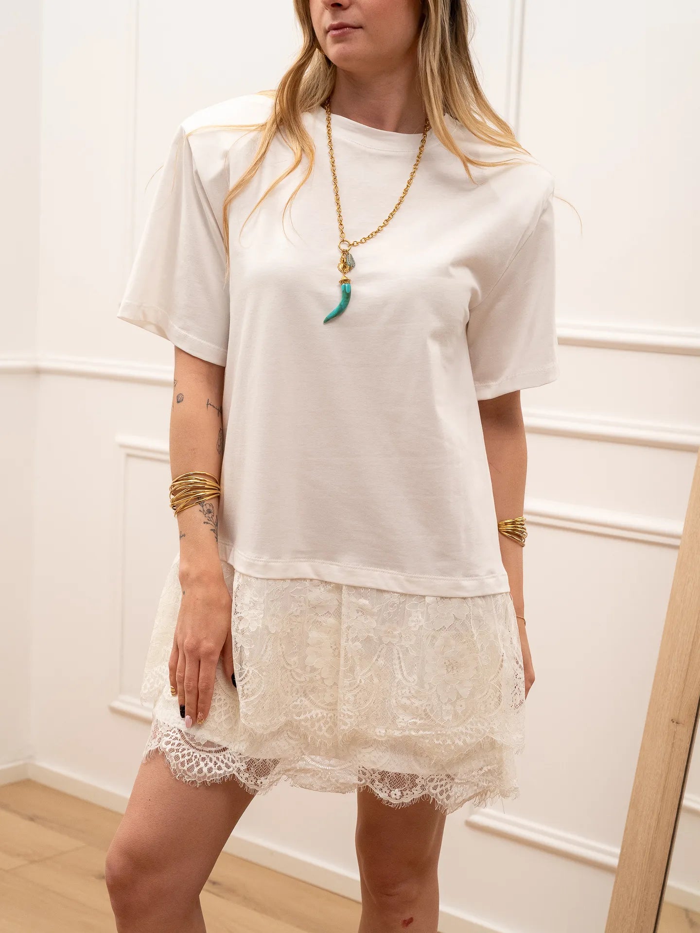 Vestito corto bianco con spalline e pizzo sul fondo - HaveOne
