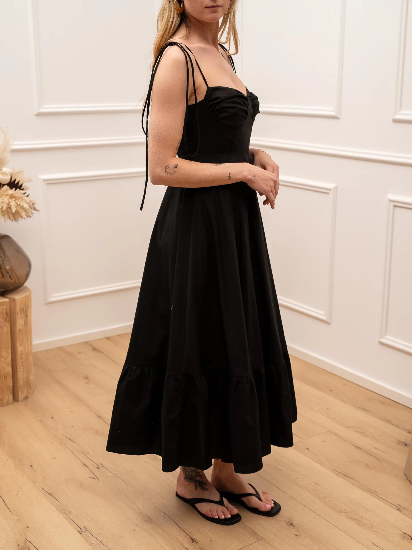 Vestito nero scollo a cuore con balza sul fondo - Glamorous