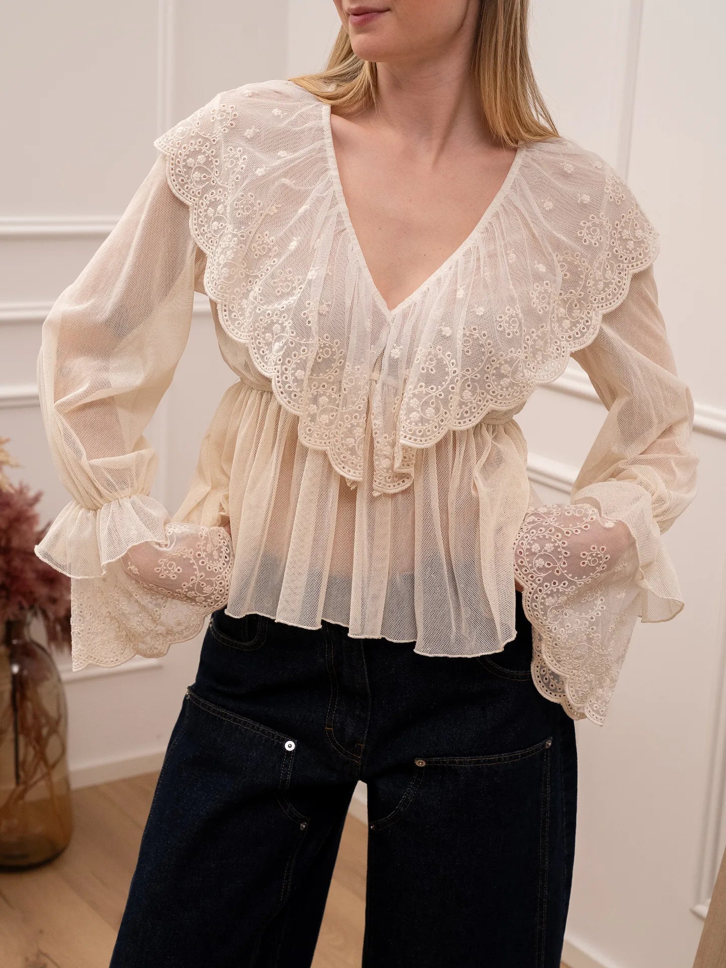 Blusa in tulle burro con pizzo e volant - Tensione In