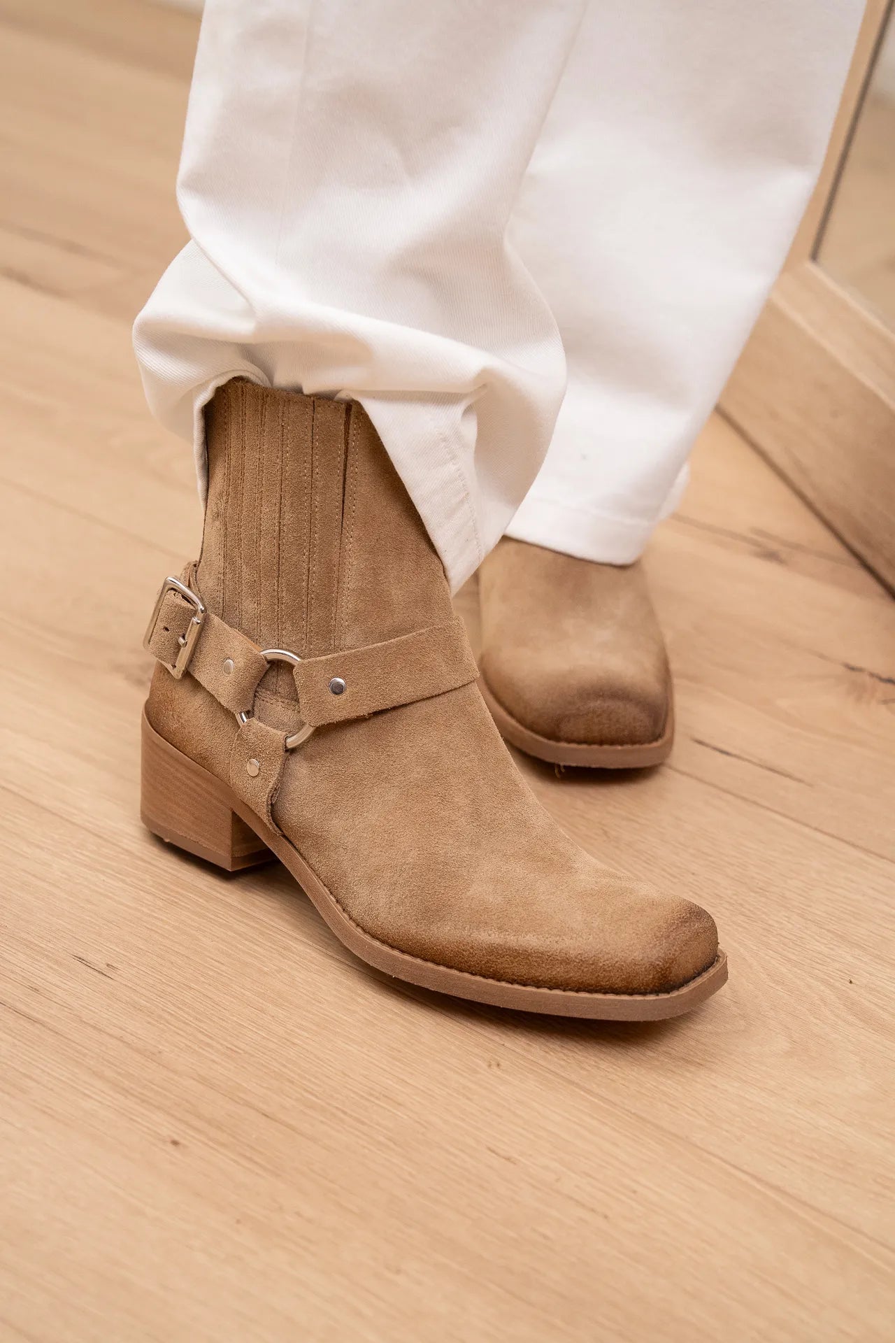 Stivaletto punta squadrata in suede deserto con anello - Ovyè