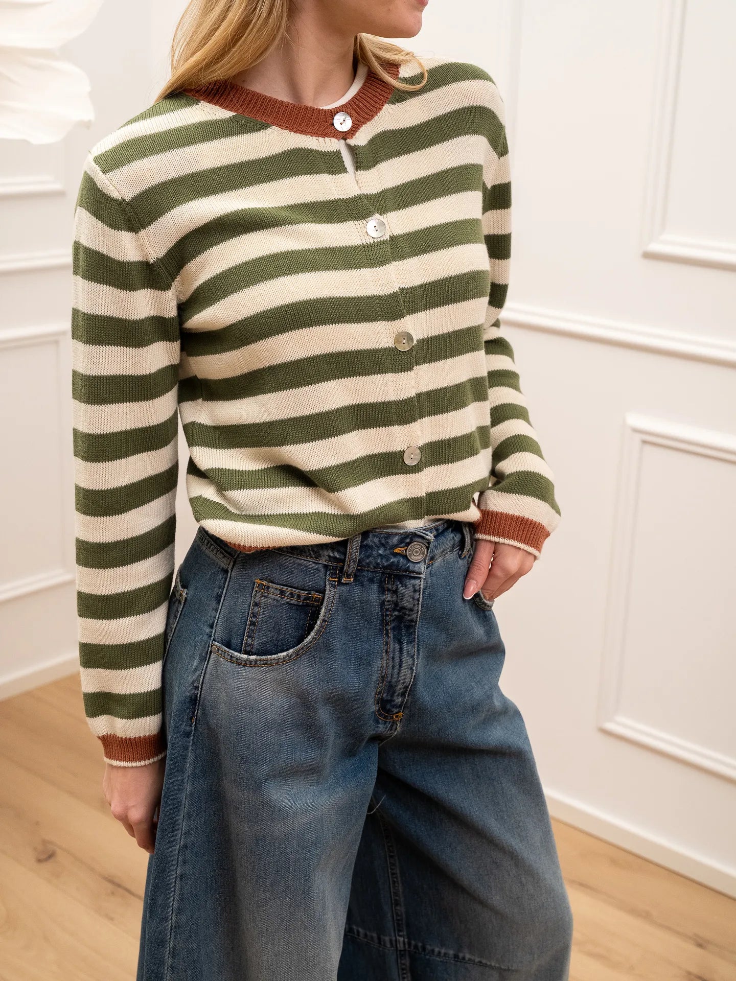 Cardigan girocollo rigato verde, burro e cuoio con bottoni - Crispy