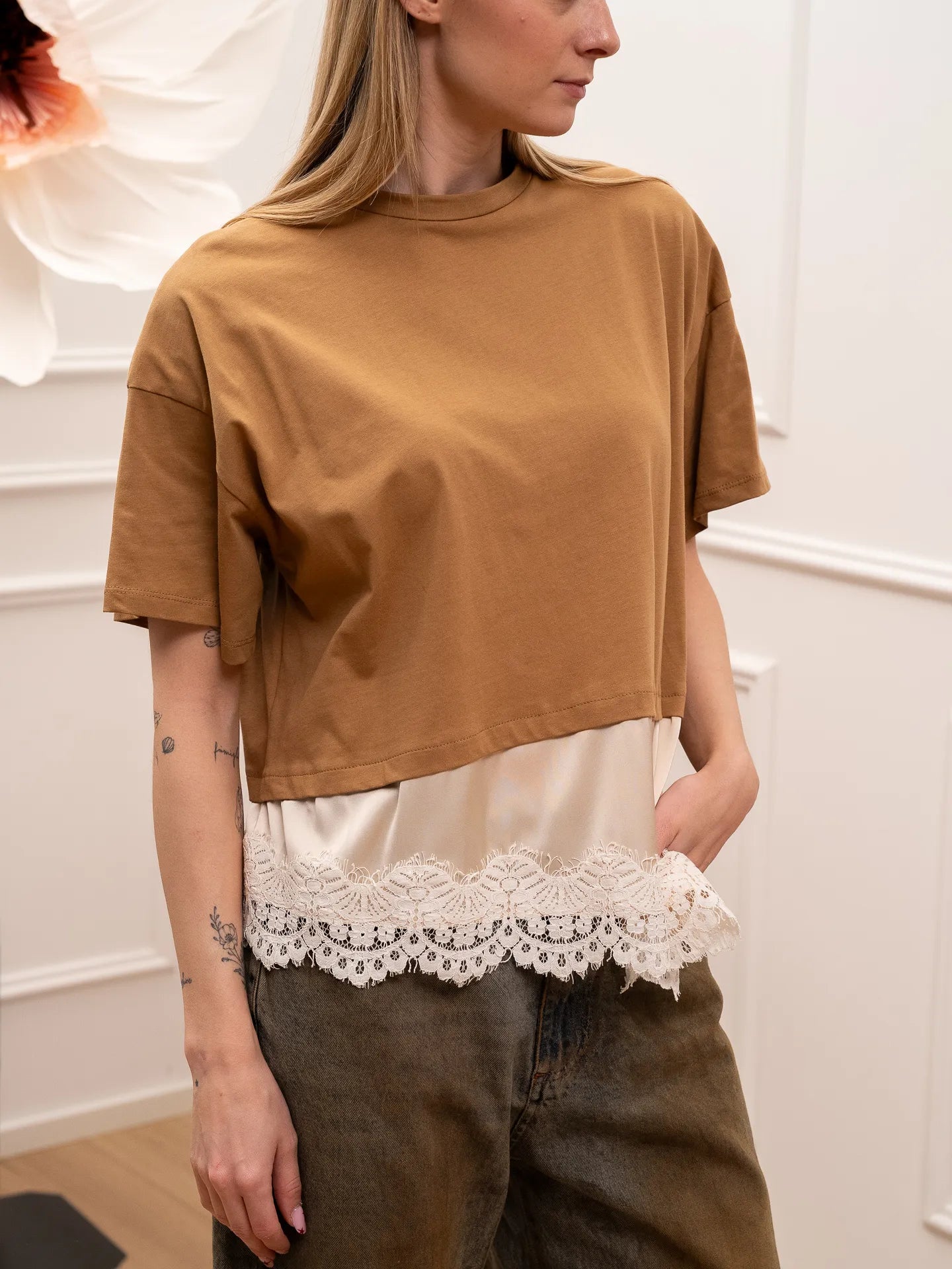 T shirt camel con satin e pizzo sul fondo - Dixie