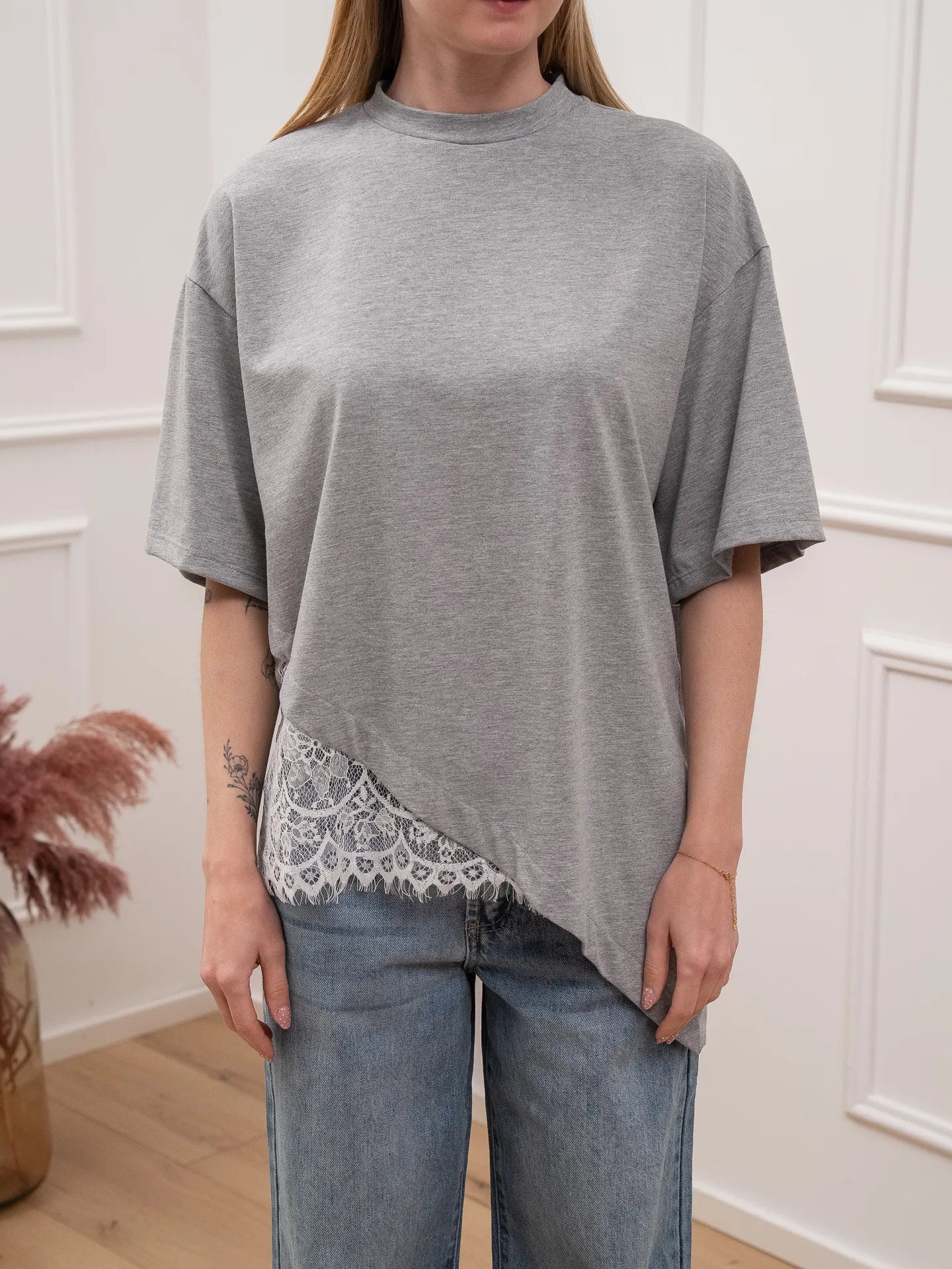 T shirt grigia taglio asimmetrico con pizzo - Dixie