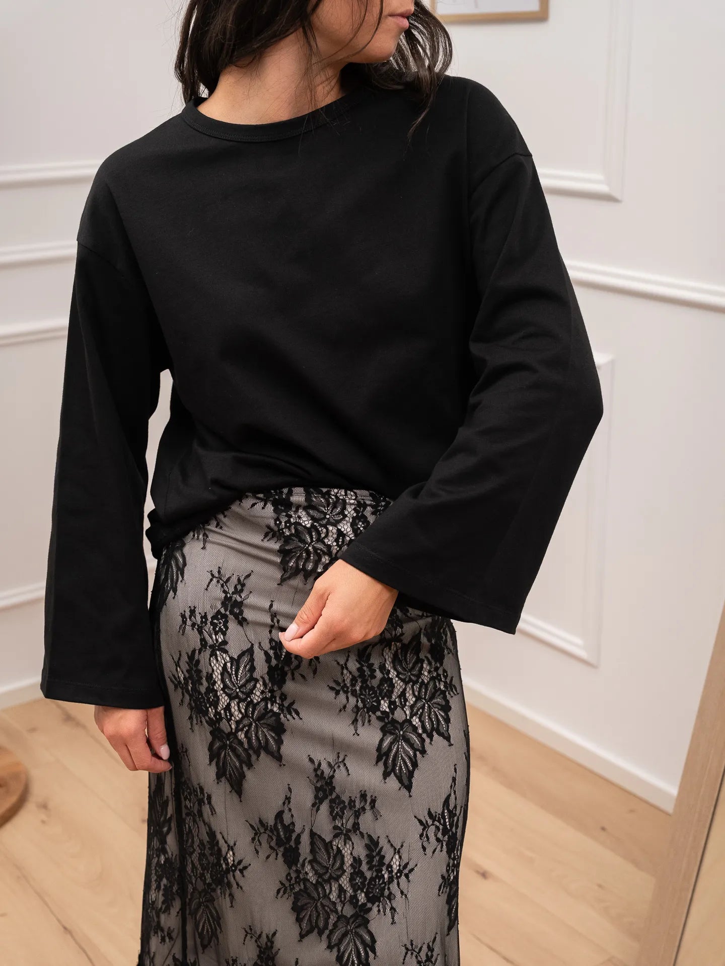 T-shirt scatoletta nera manica lunga scampanata - Vicolo