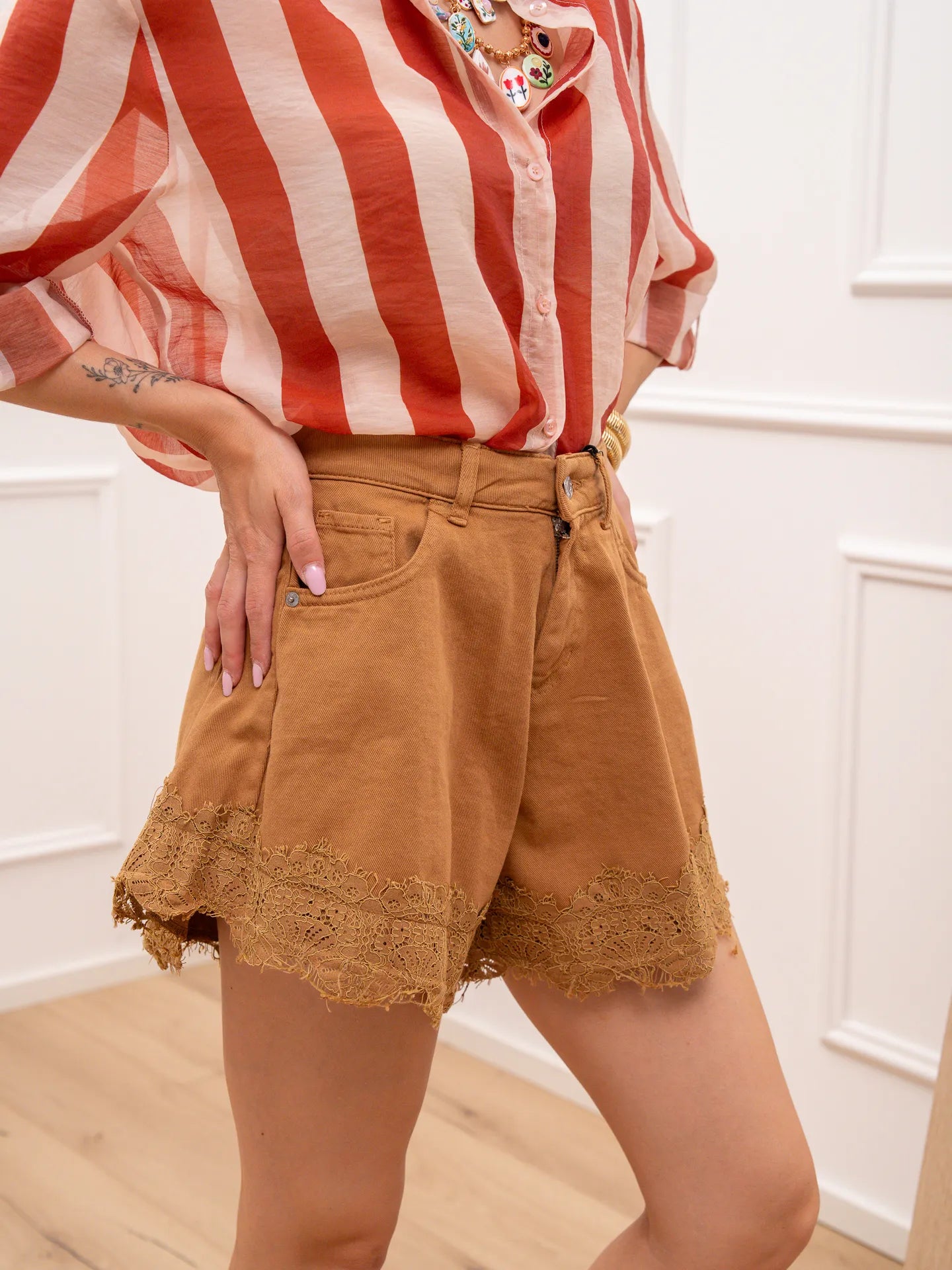 Shorts farfalla cammello con pizzo sul fondo - HaveOne
