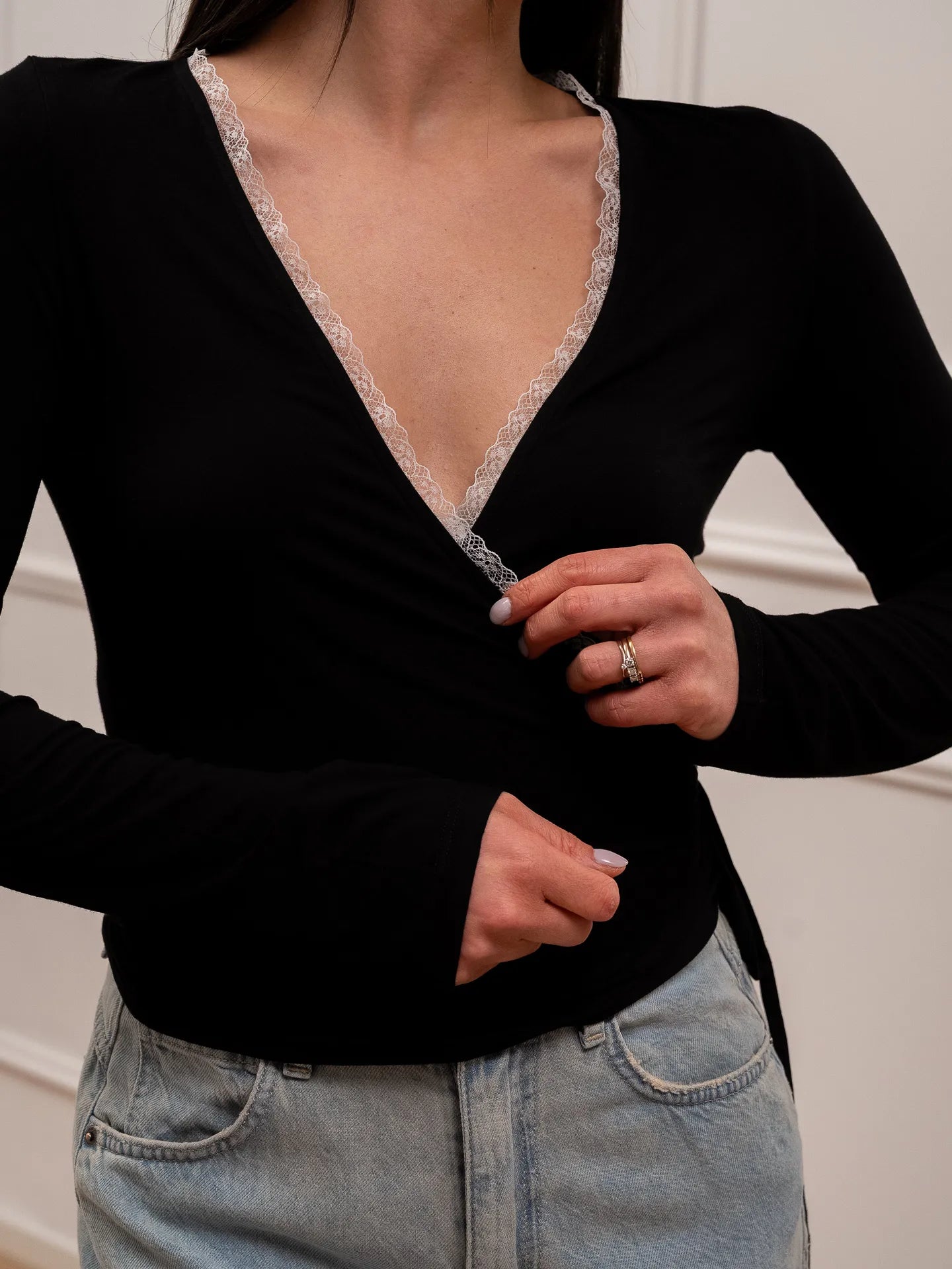 Maglia a incrocio nera con laccetti e pizzo - You Decide