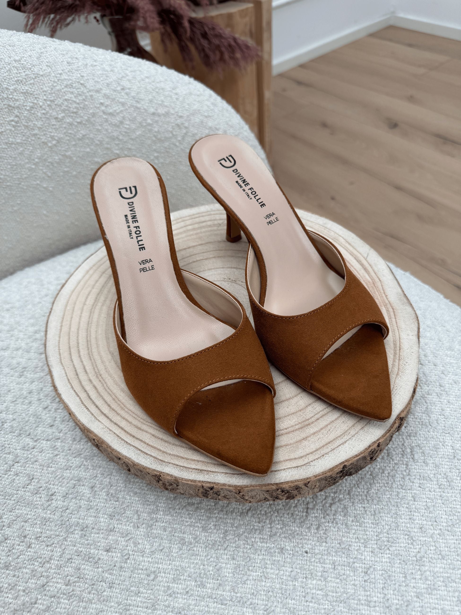 Décolleté sabot “Luna” effetto suede cuoio - Divine Follie