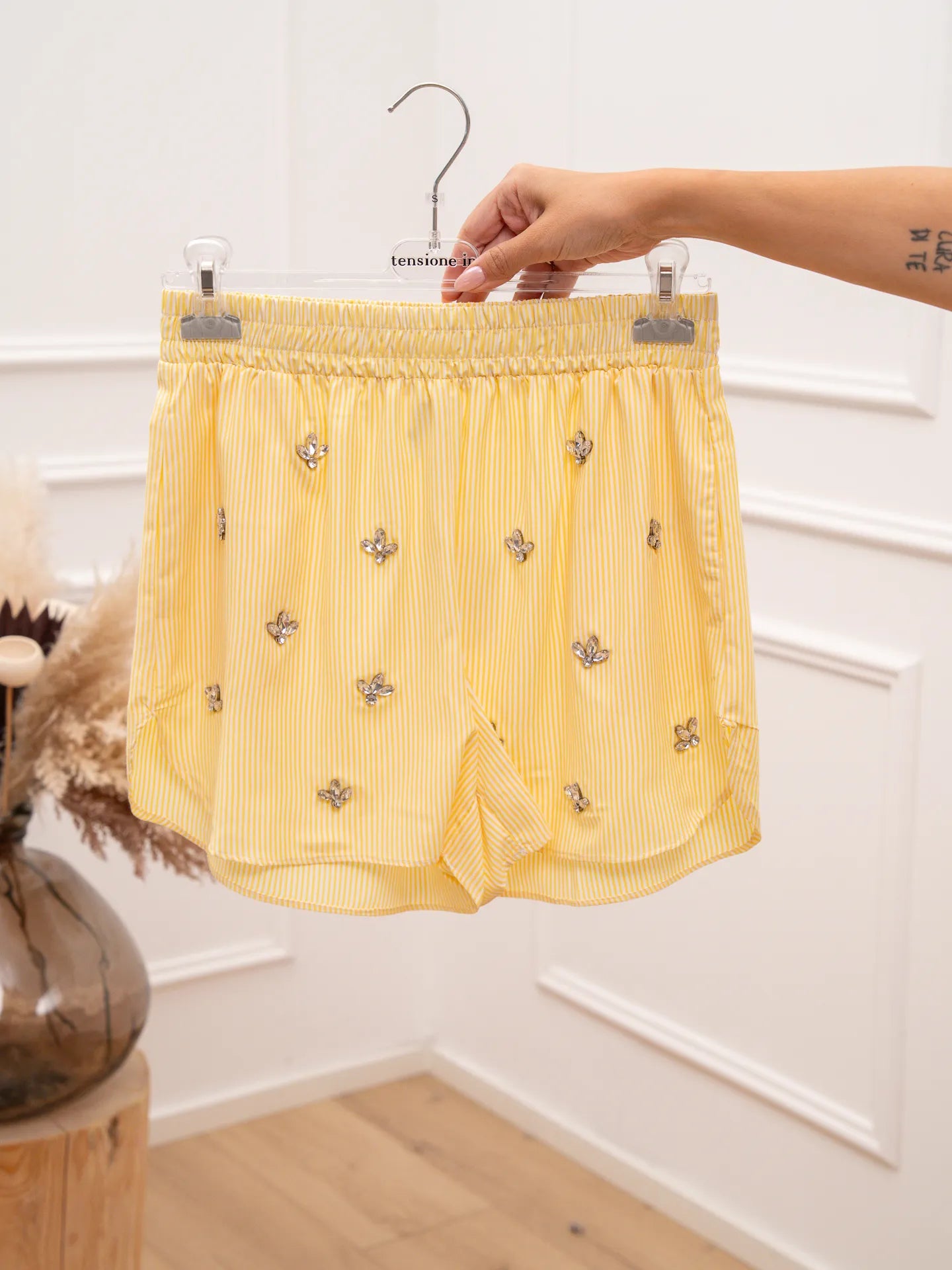 Shorts Shine rigati gialli con cabochon - Tensione In