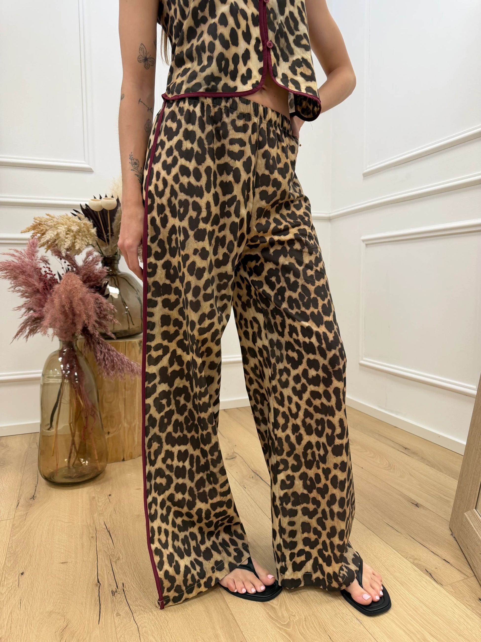 Pantaloni maku con piping bordeaux - HaveOne