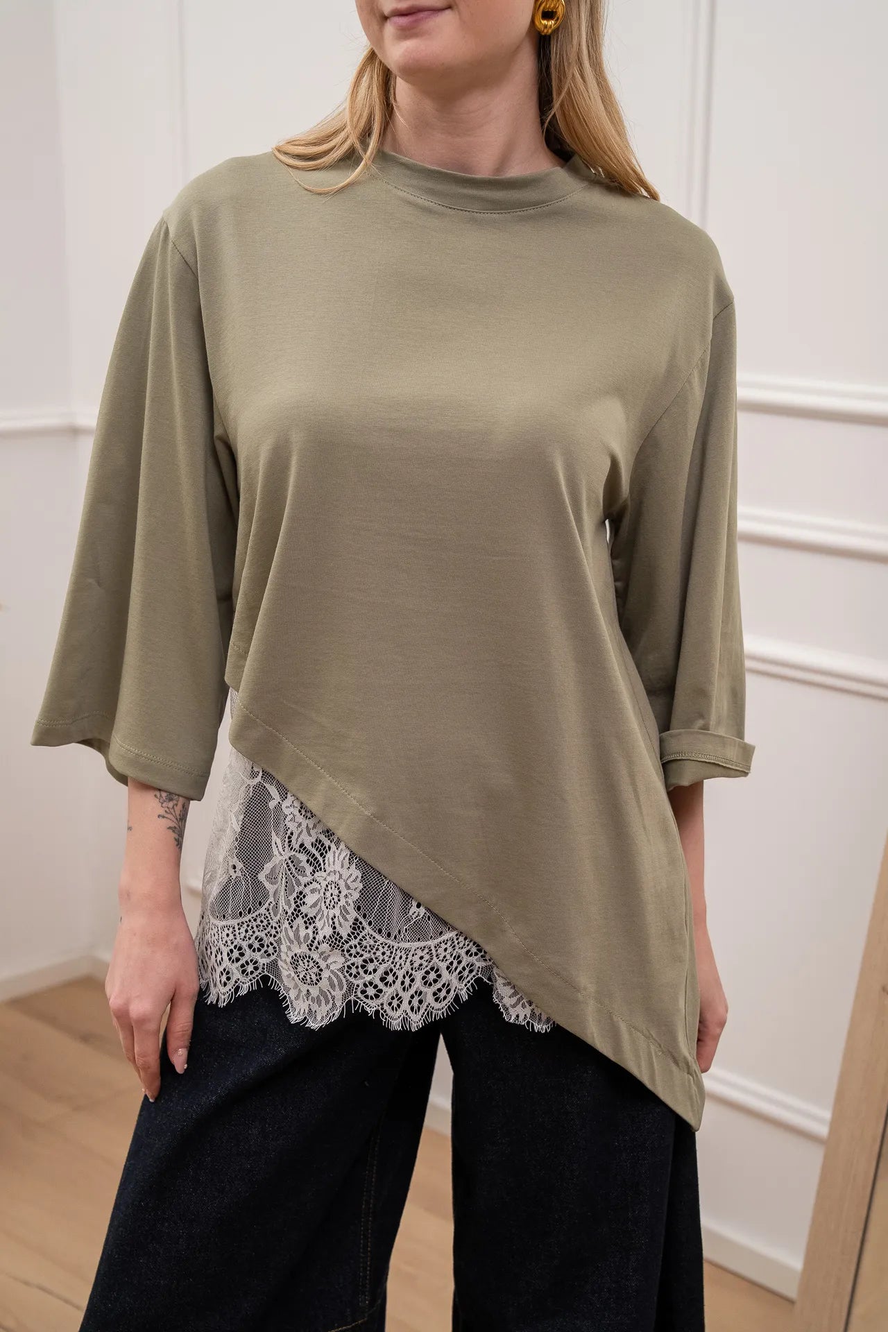 T shirt militare taglio asimmetrico e pizzo bianco - HaveOne