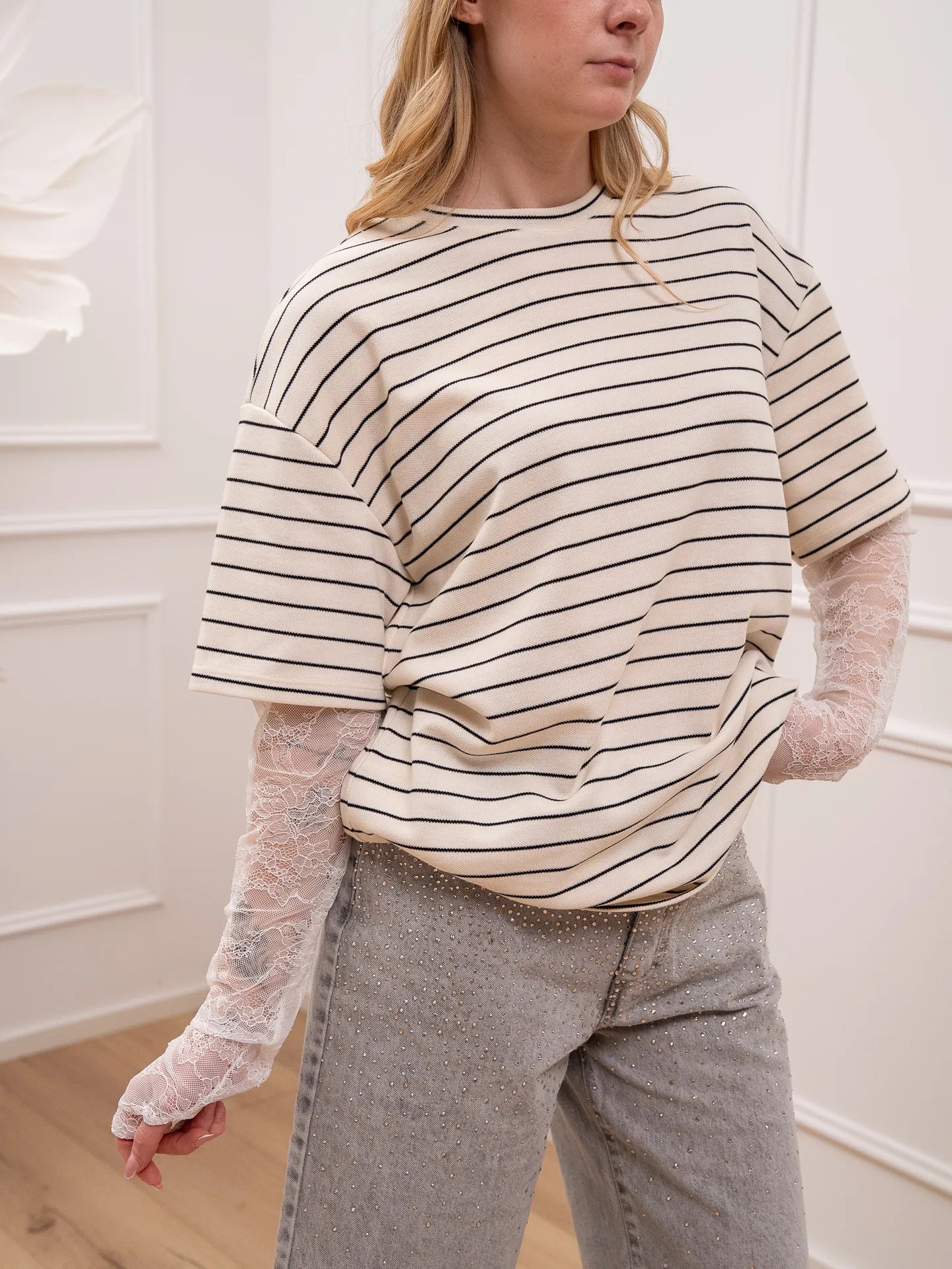 T shirt burro micro riga nera manicotto in pizzo - Vicolo