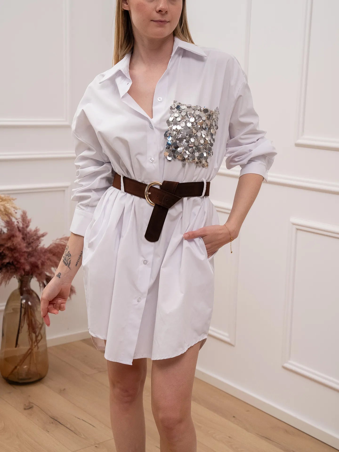 Vestito chemisier bianco con tasca paillettes - Tensione In