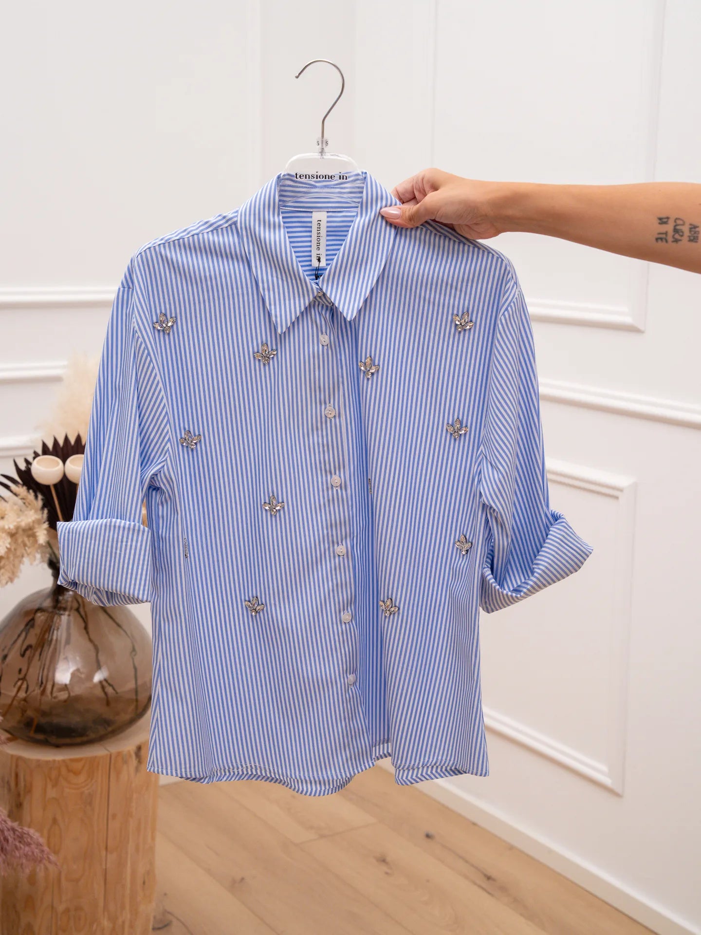 Camicia Shine rigata celeste con cabochon - Tensione In