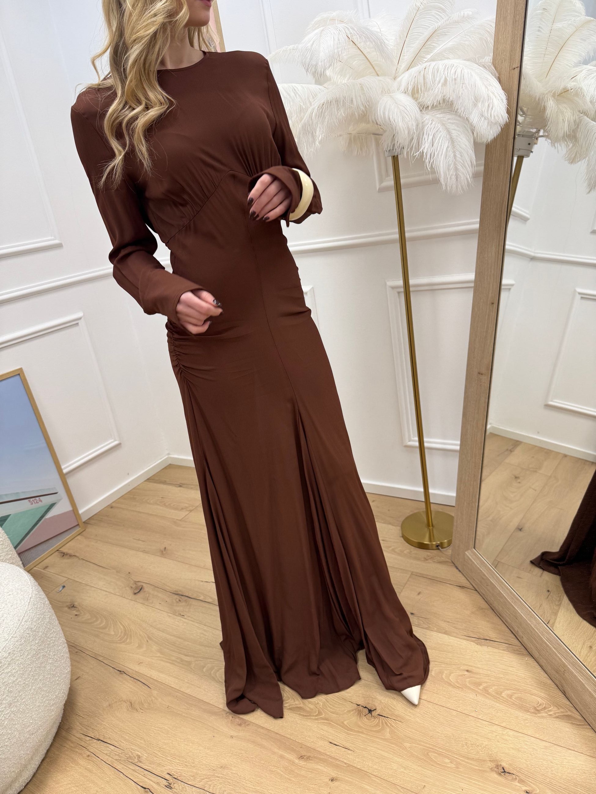 Vestito lungo cioccolato con arriccio sul fianco - SoAllure