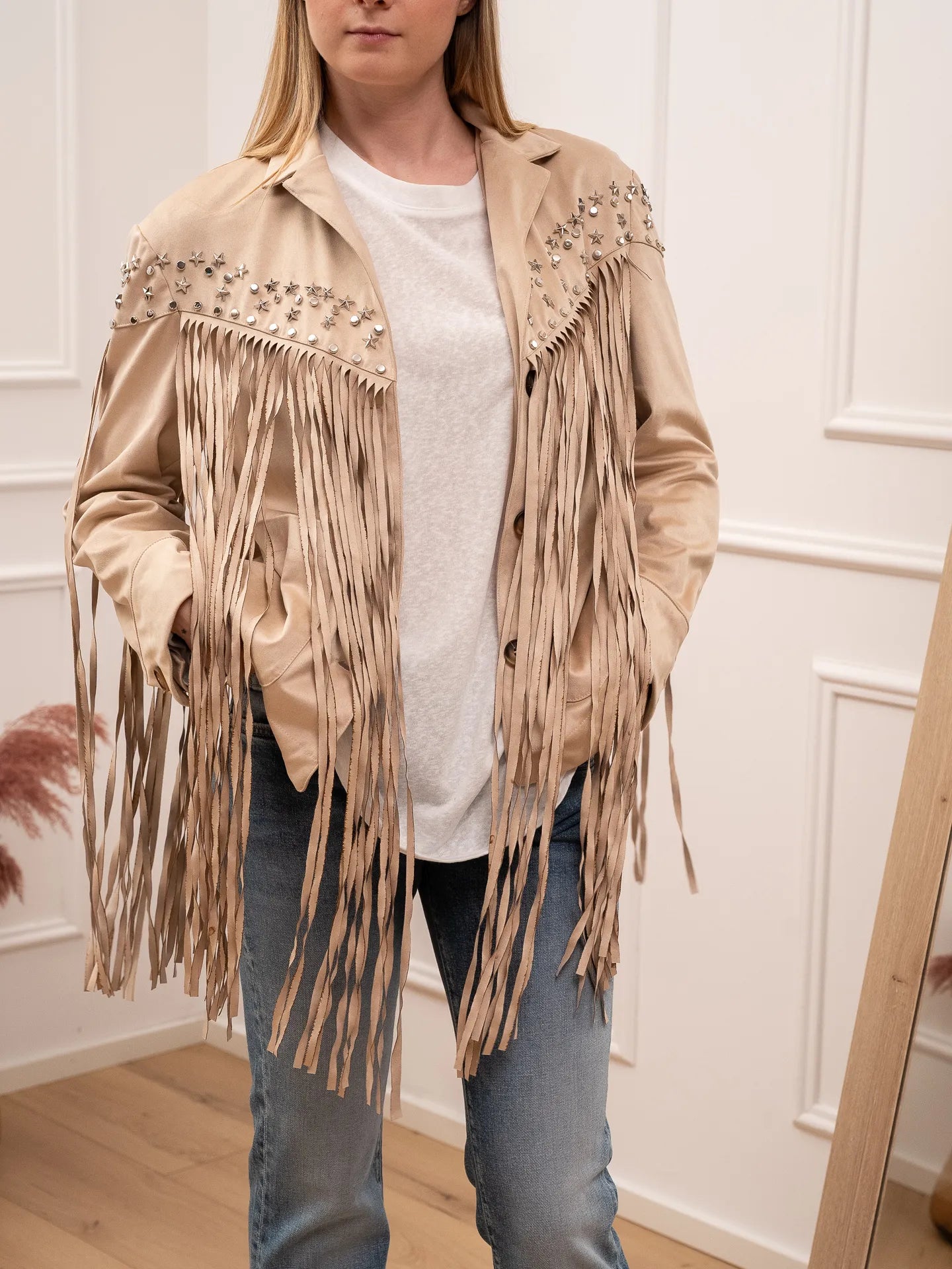 Giacca in suede beige con frange e borchie - HaveOne