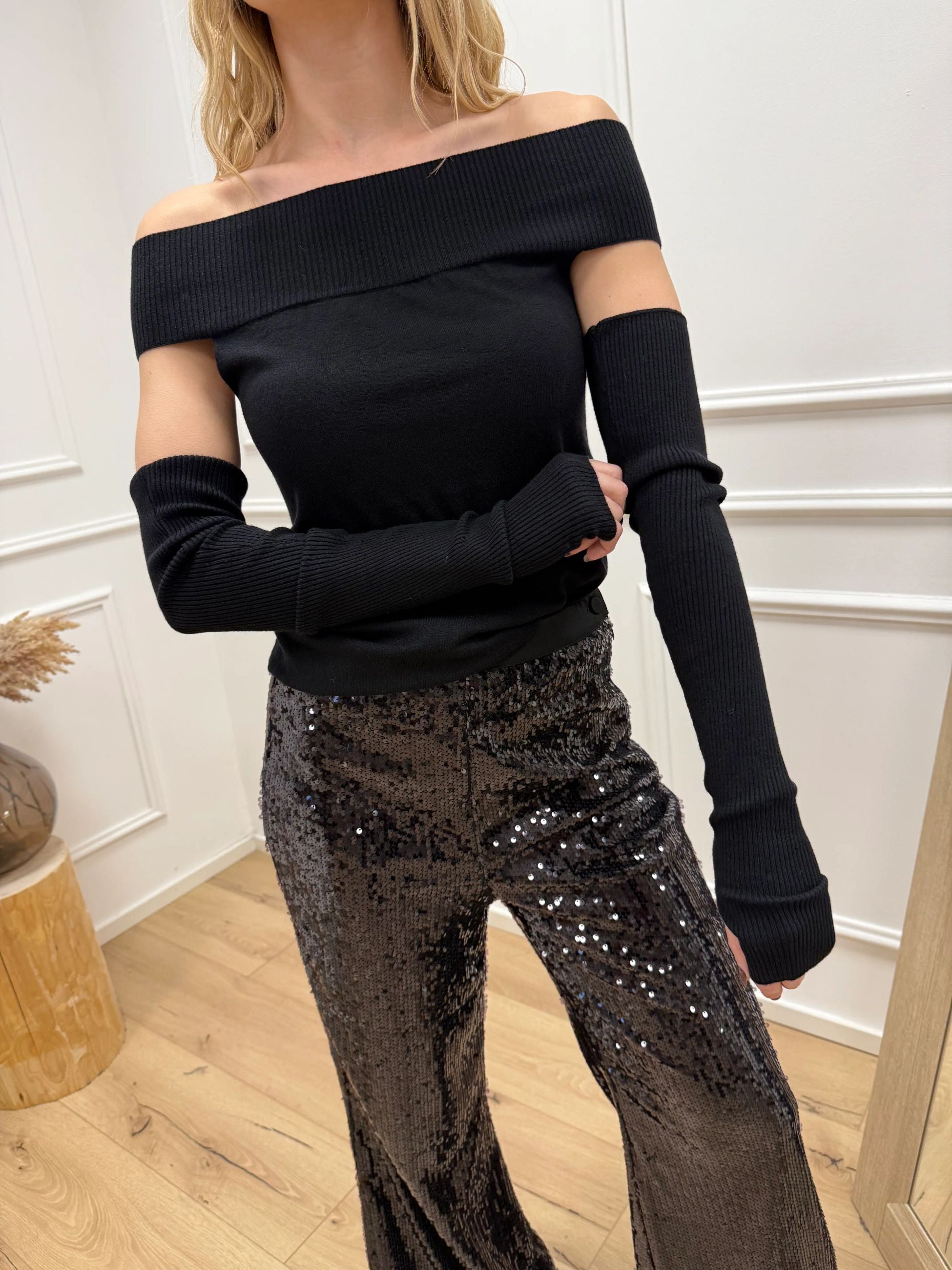 Maglia scollo carmen nera con manicotti - HaveOne