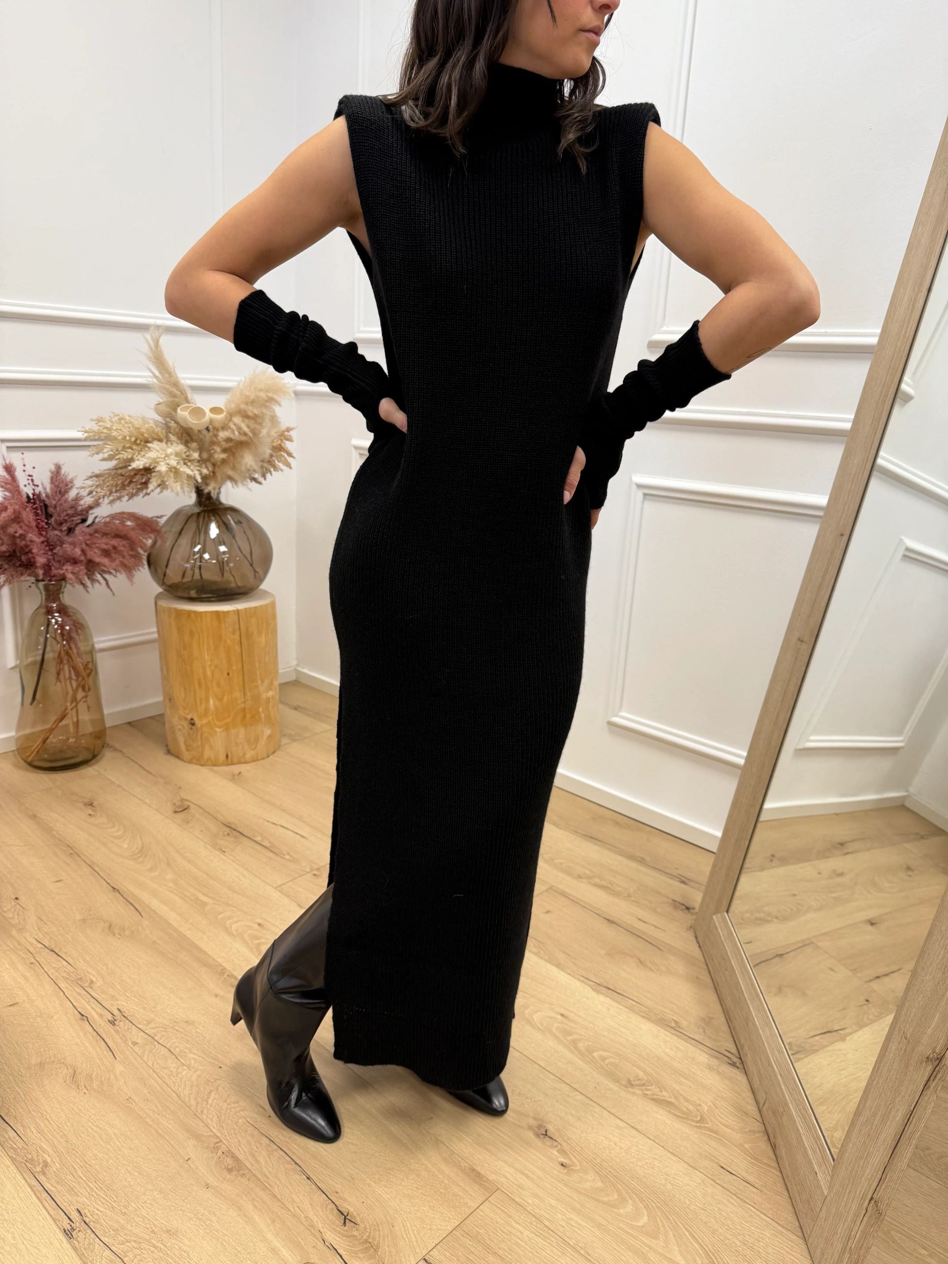 Vestito nero a coste con manicotti - Kontatto