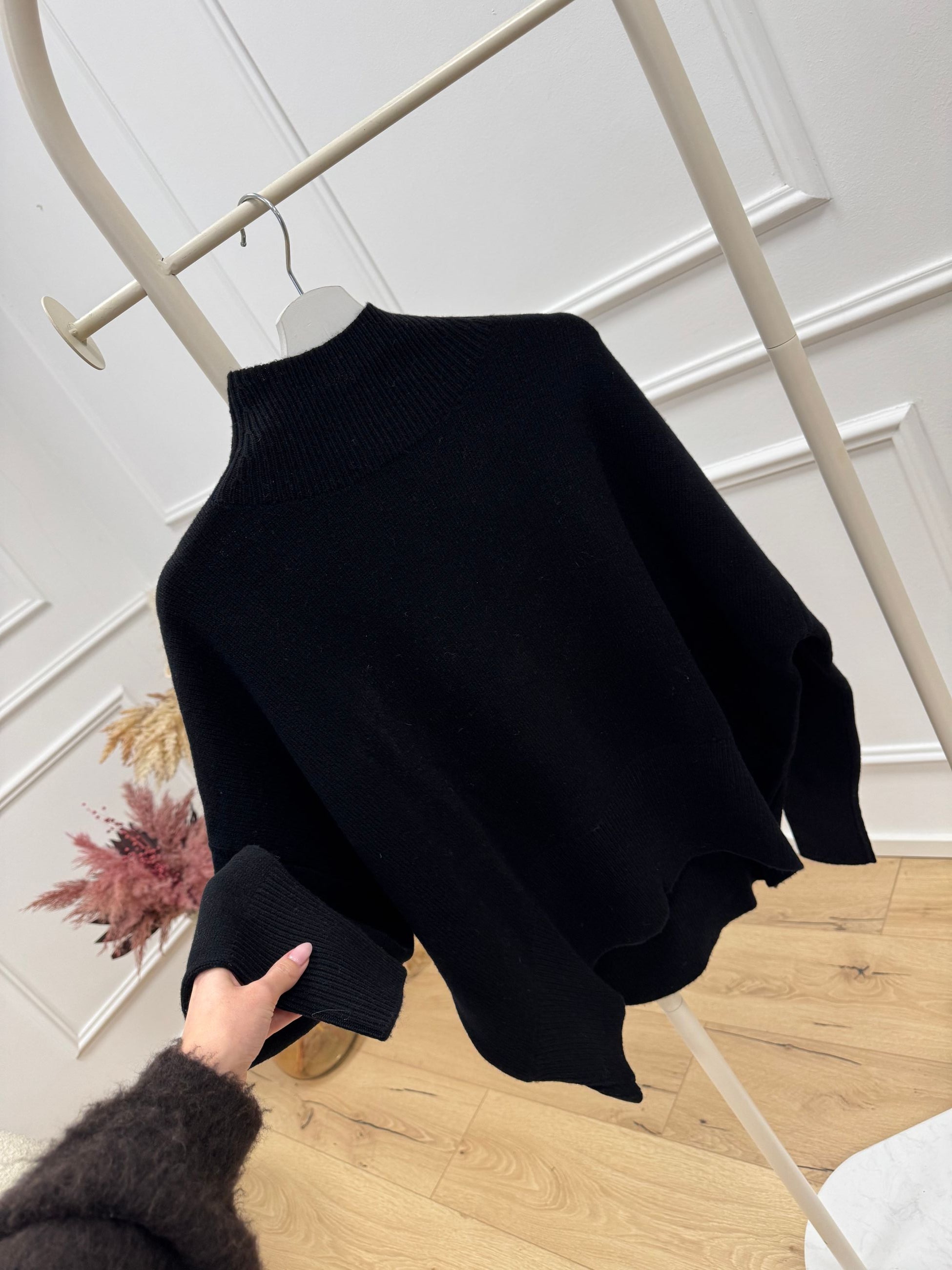 Maglia dolcevita nera in 100% lana