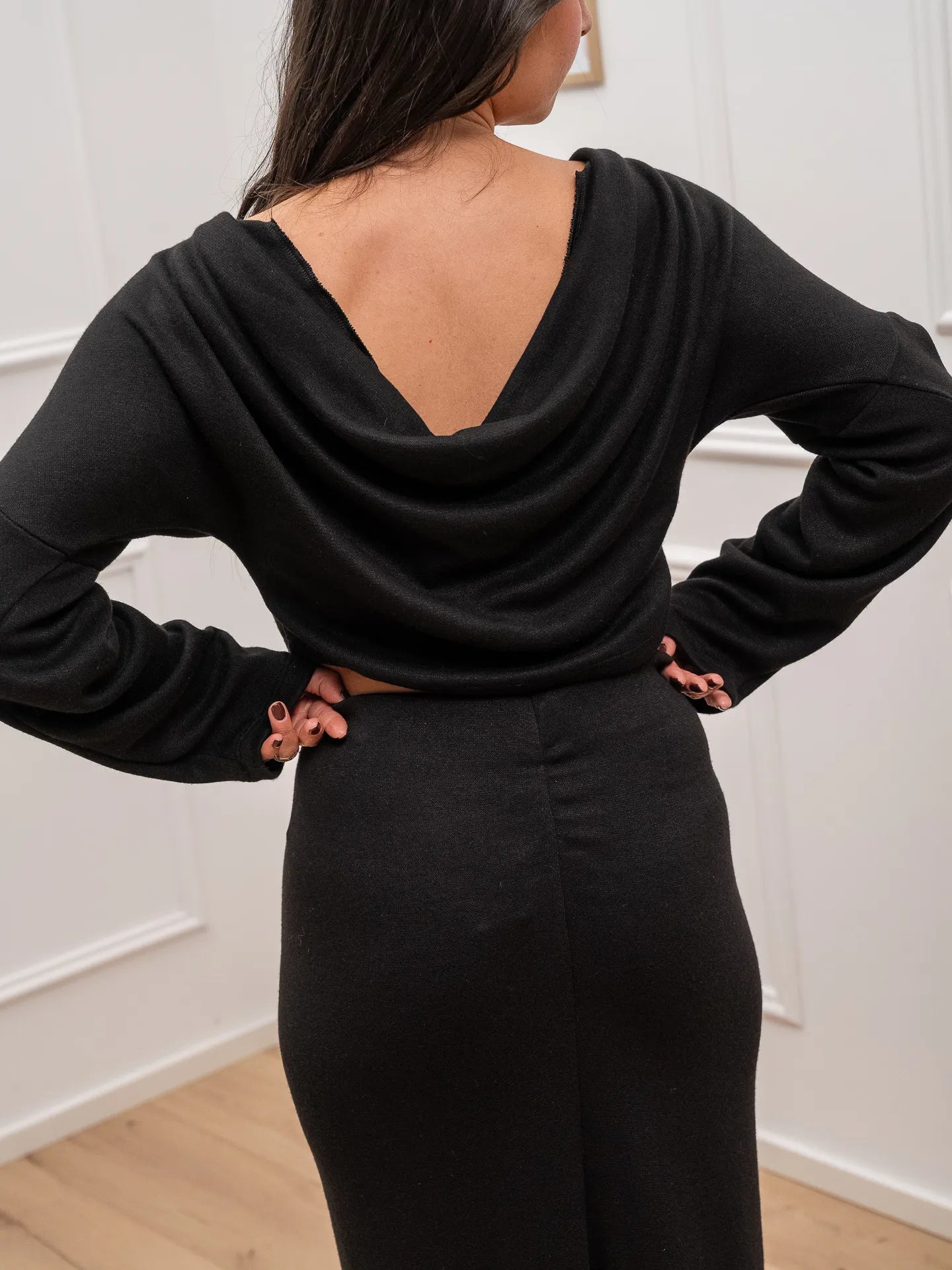 Maglia soft touch nera con scollo anello sul retro - HaveOne