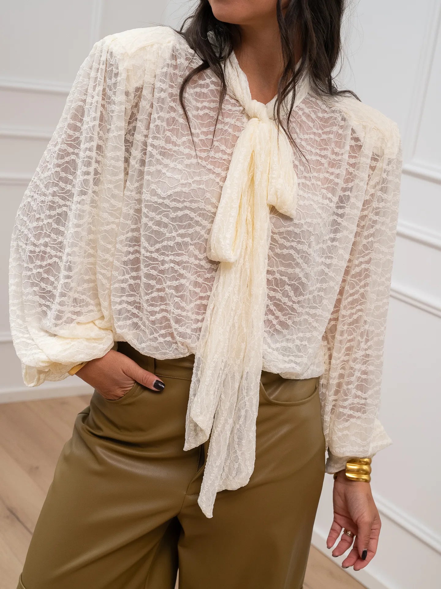 Blusa in pizzo burro con fiocco - HaveOne