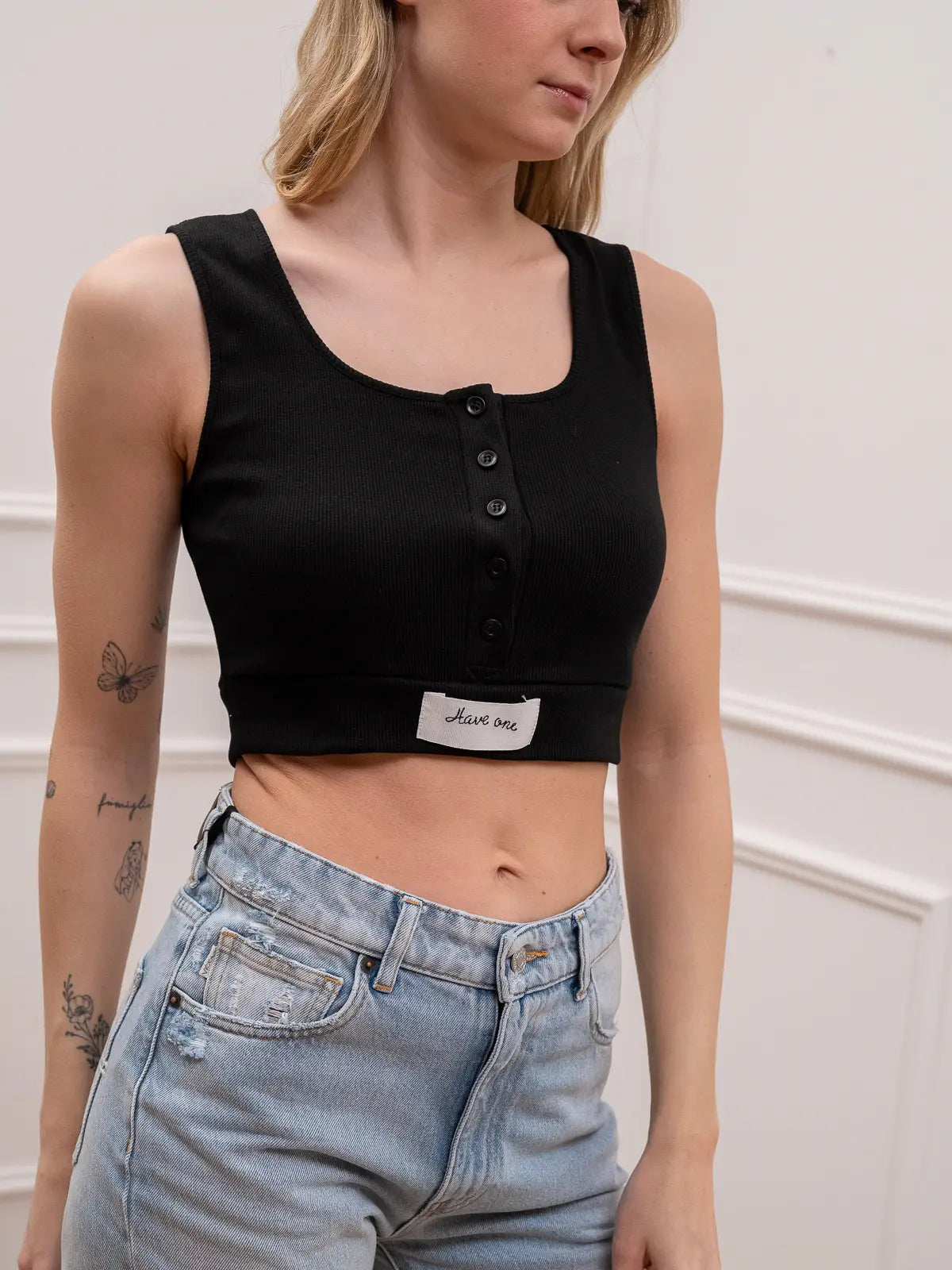 Canotta serafino crop nera con etichetta logo - HaveOne