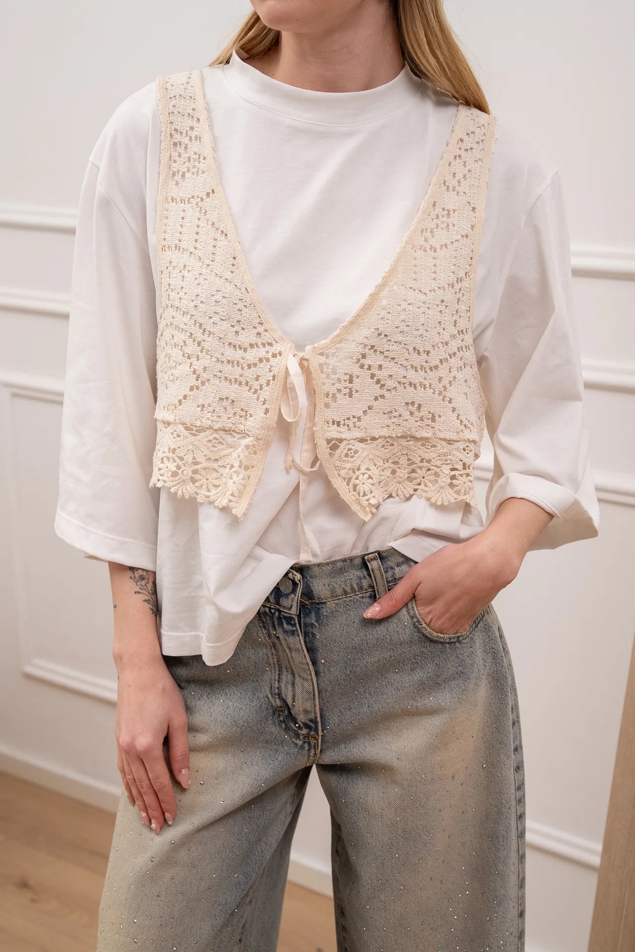 T shirt bianca e gilet crochet burro - HaveOne