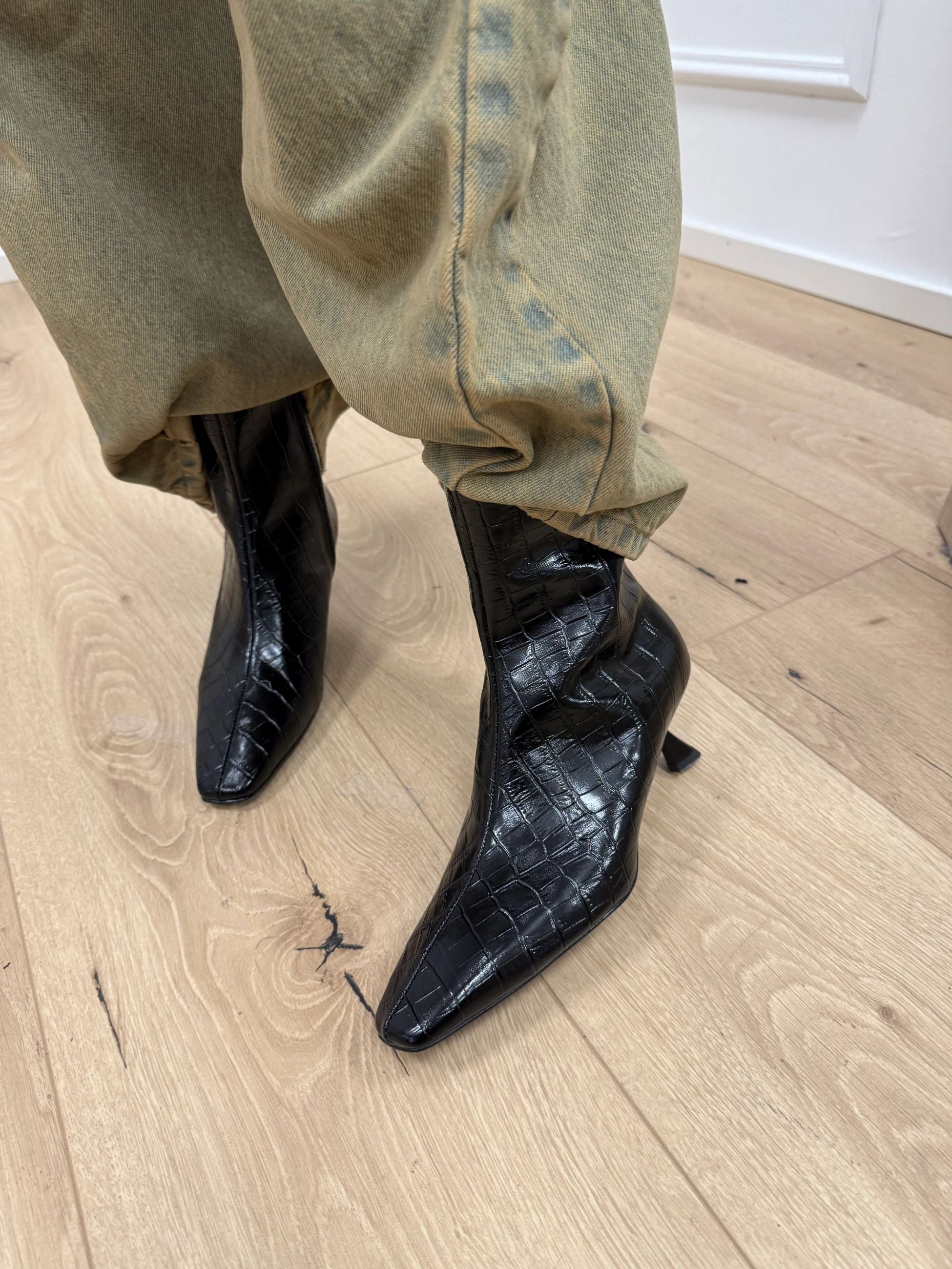 Stivaletto in cocco nero con tacco - Ovyè