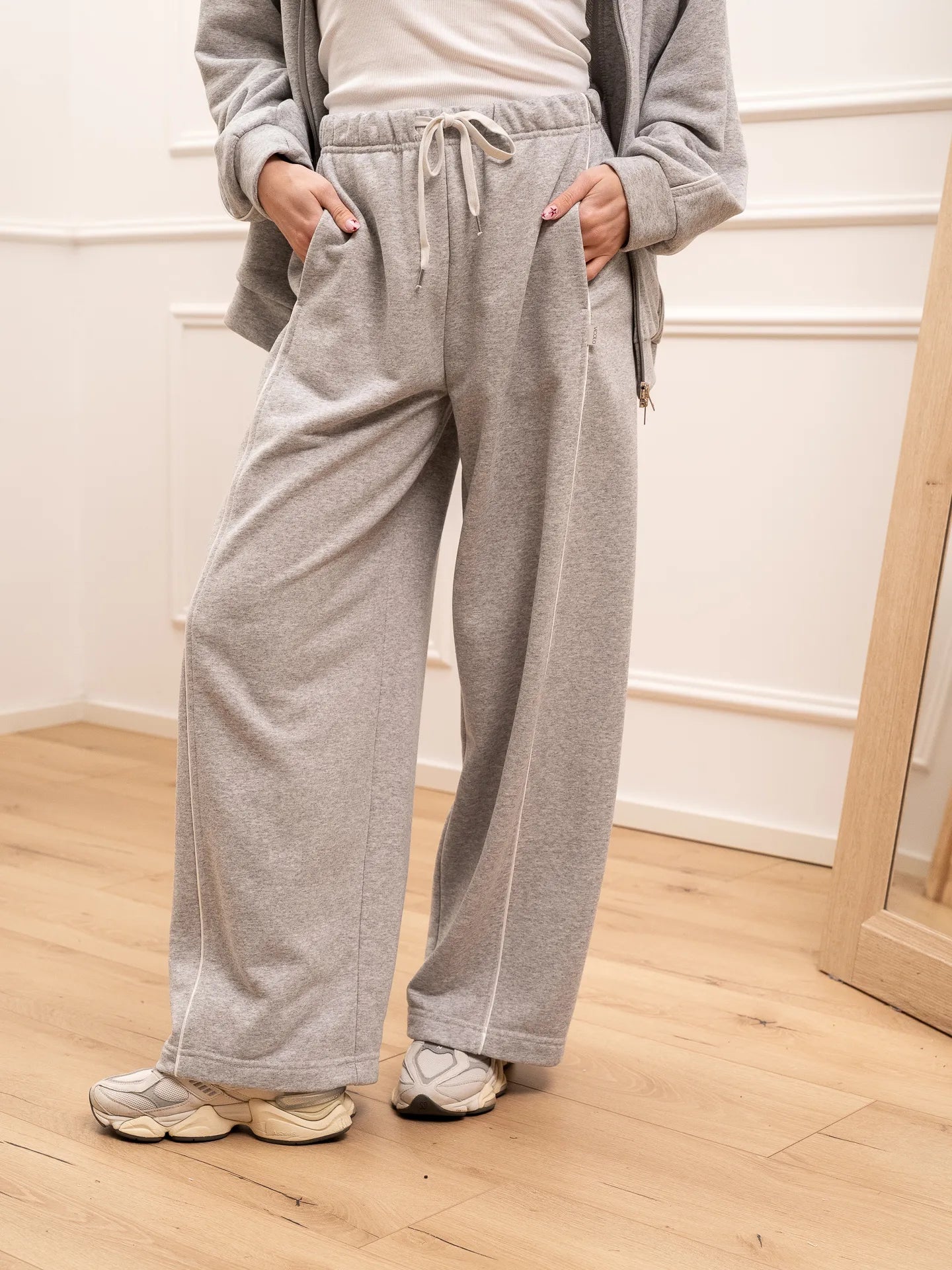 Pantaloni Frankie joggers perla riga bianca - Vicolo