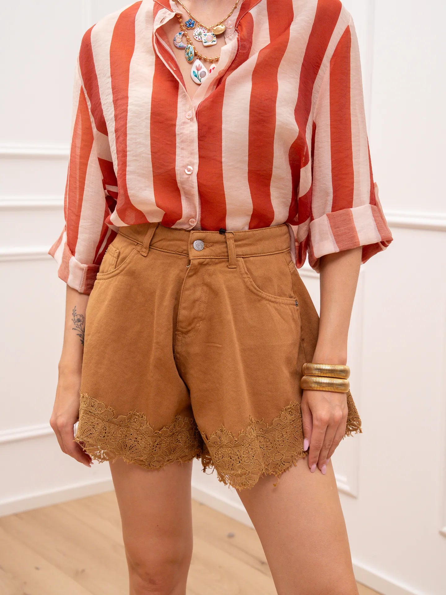 Shorts farfalla cammello con pizzo sul fondo - HaveOne