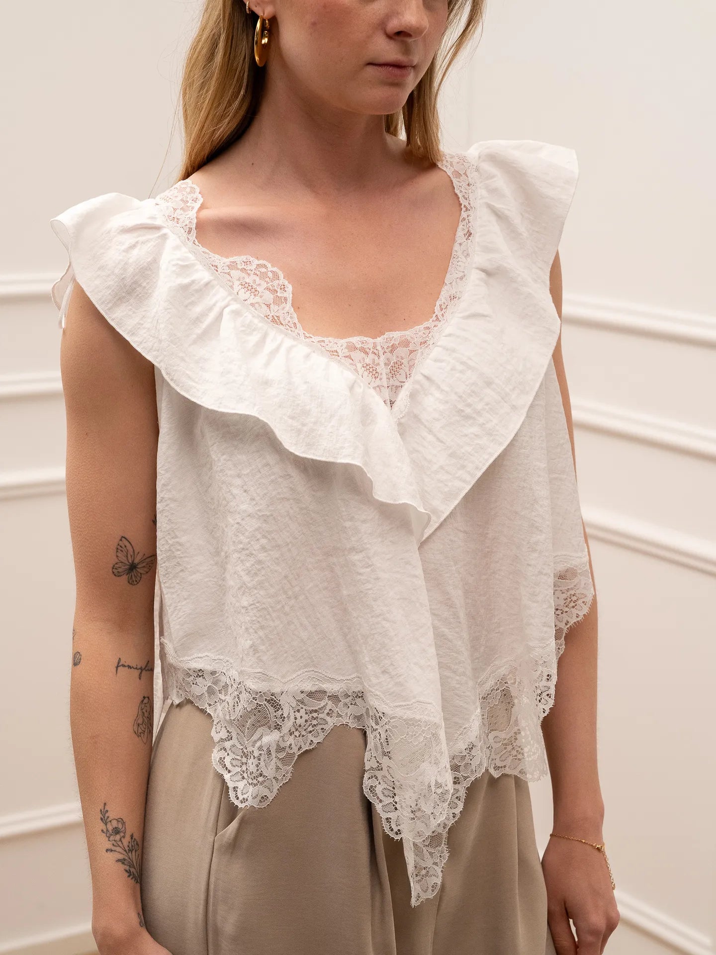 Top bianco a punta con balze e pizzo - HaveOne