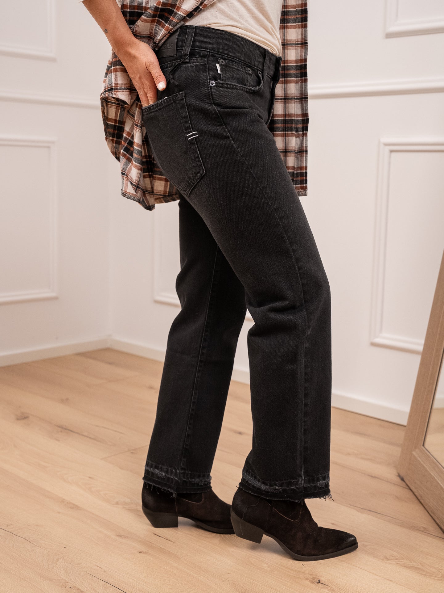 Jeans Zeke nero taglio vivo sul fondo - Vicolo