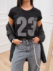 T shirt nera "23" con spilla - Vicolo