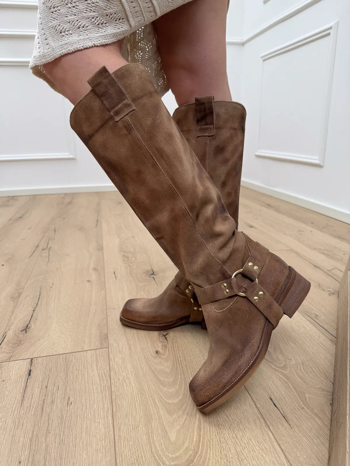 Stivale biker in crosta taupe con fibbia - Divine Follie