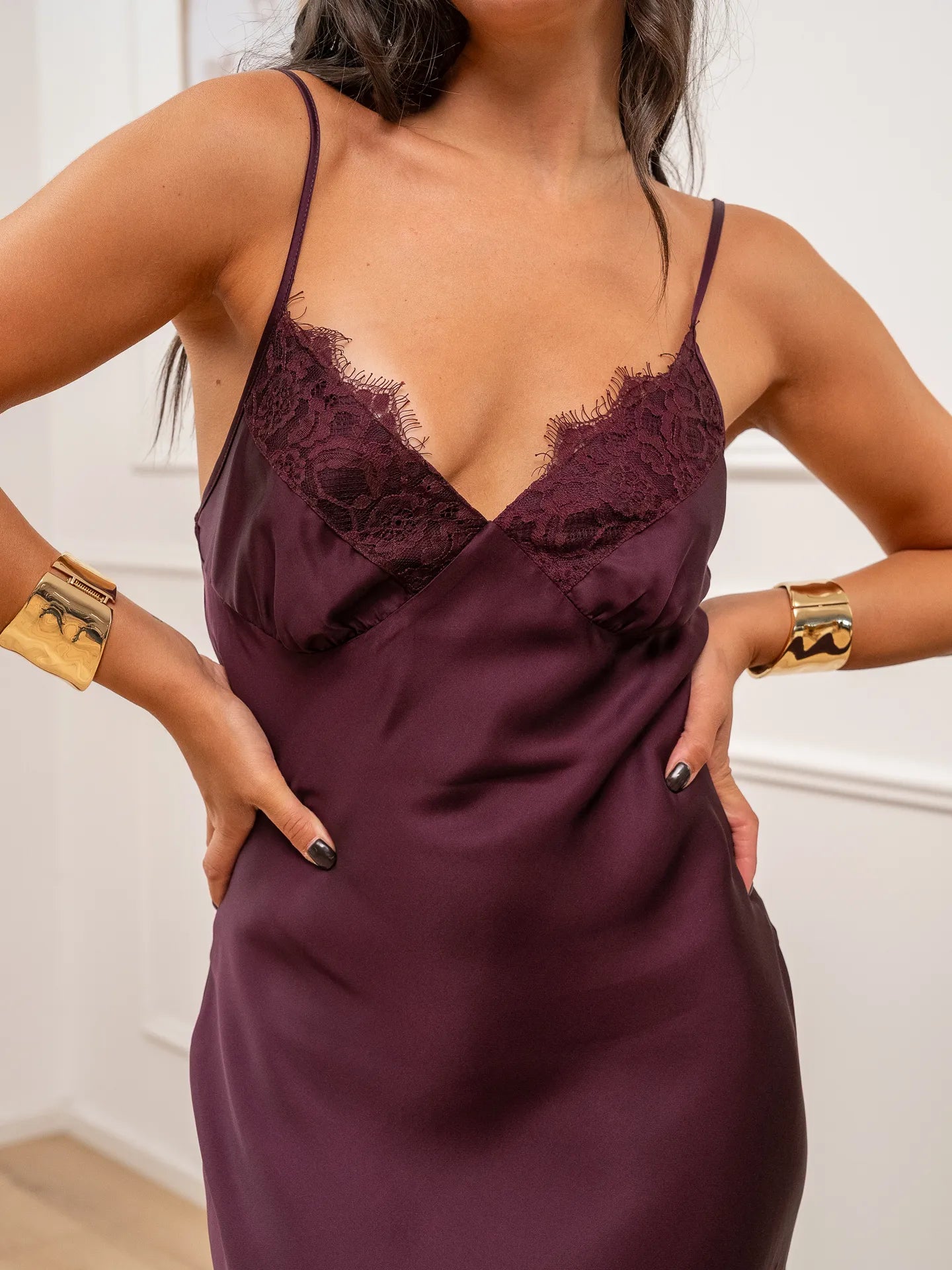 Vestito in raso bordeaux con pizzo - HaveOne