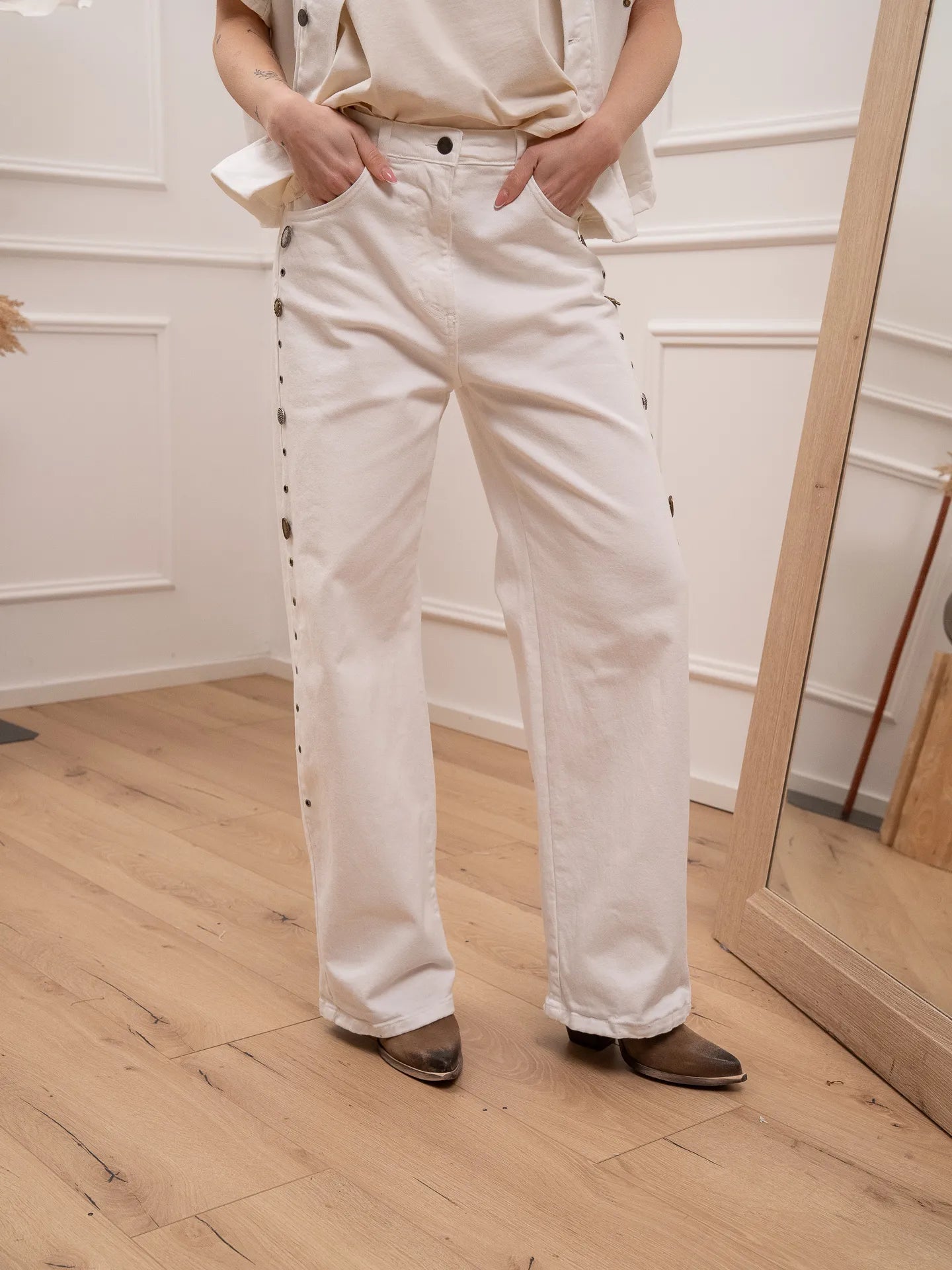 Jeans bianco con borchie laterali - Philia Loft