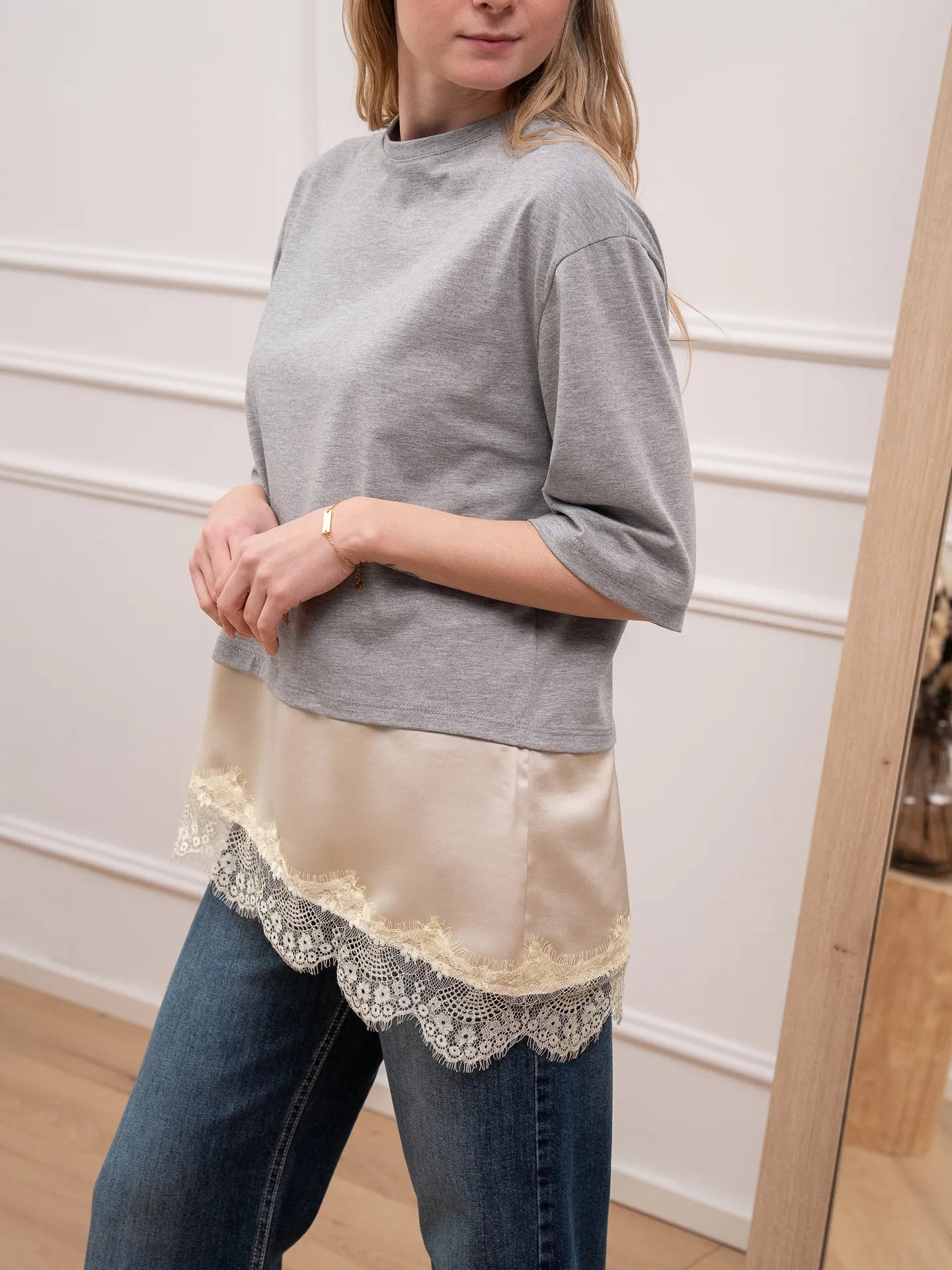 T shirt Nancy grigia con inserto di pizzo - Tensione In