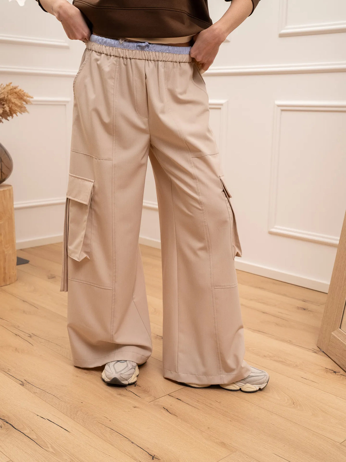Pantaloni cargo beige dettaglio boxer celeste - Tensione In