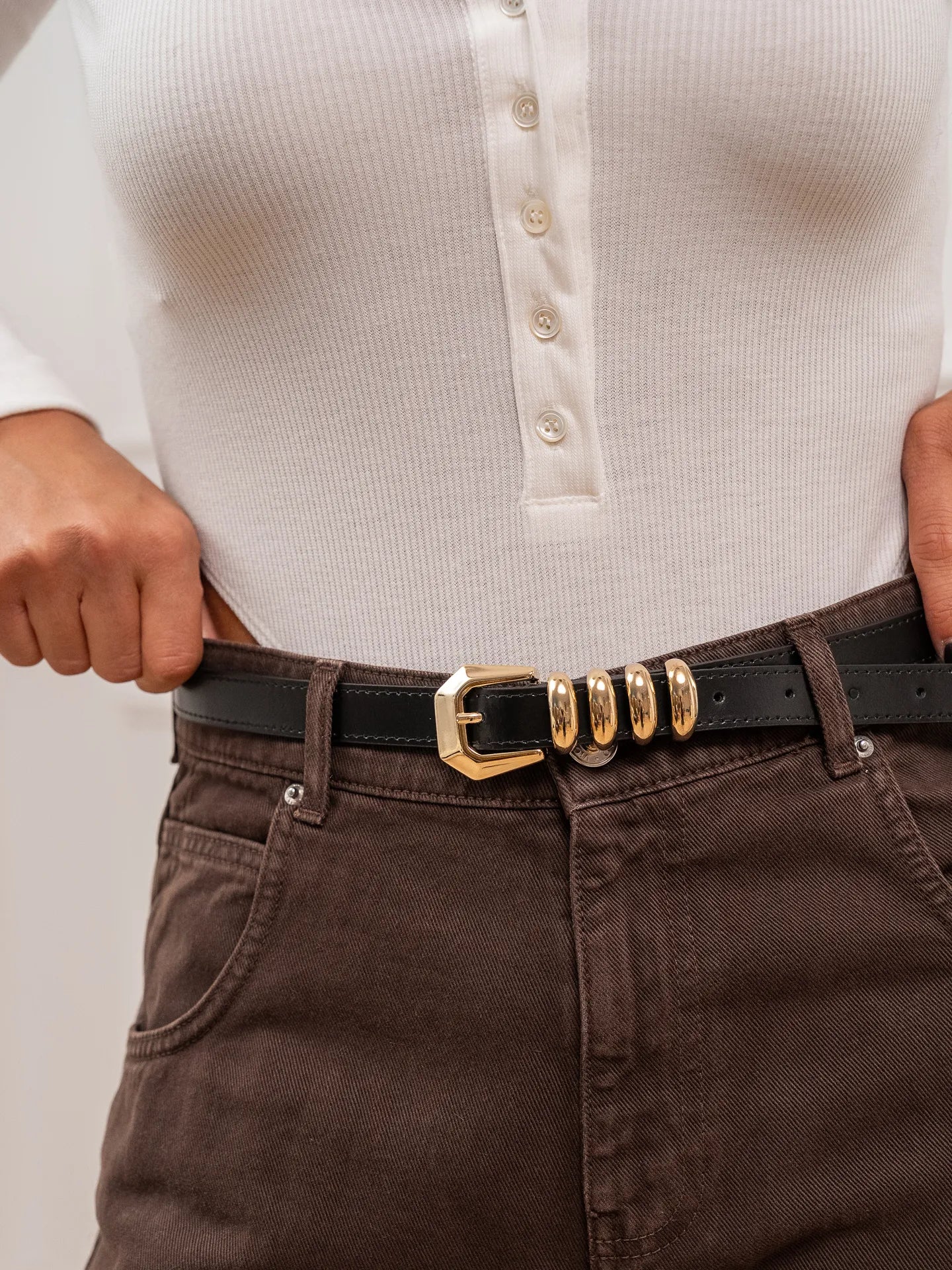 Cintura nera sottile con passante bold oro - Vicolo